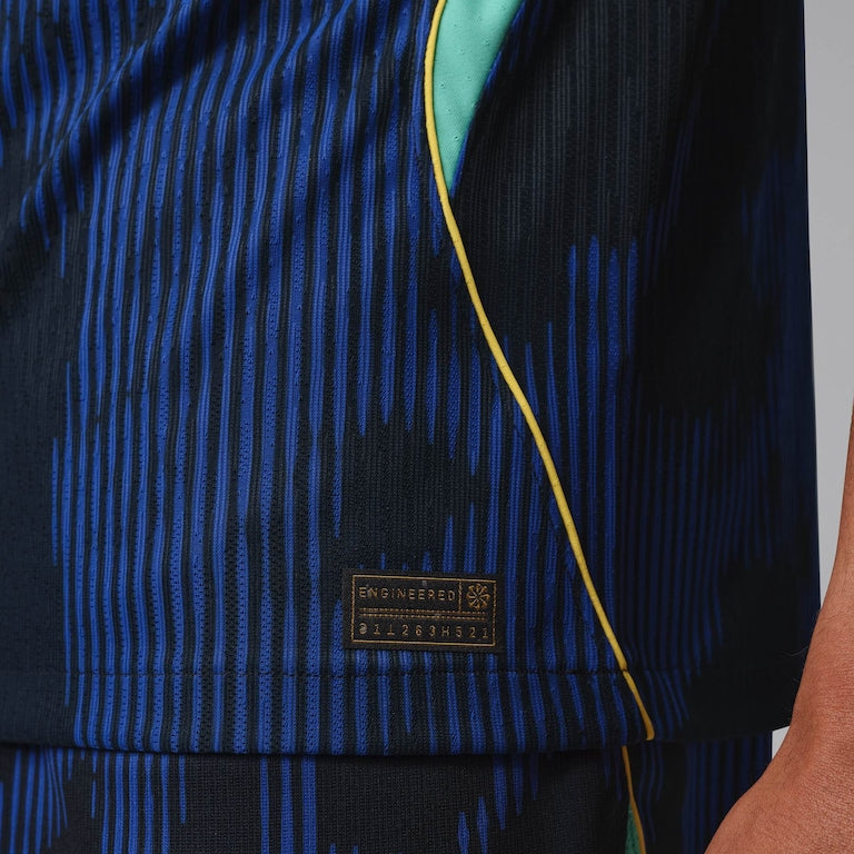 Camisa Brasil 2026 Versão Jogador Copa do Mundo II, Camisa Brasil Titular 26/27 - Copa do Mundo, PIQUE DE JOGADOR, A Camisa Brasil 2026 Versão Jogador Copa do Mundo II foi desenvolvida para reproduzir o mesmo padrão utilizado pelos atletas dentro de campo. Inspirada no uniforme alternativo da Seleção Brasileira para a Copa do Mundo de 2026, essa versão oferece um design moderno aliado a tecnologia e desempenho. O modelo segue o visual marcante do segundo uniforme da Seleção, trazendo cores e detalhes que re