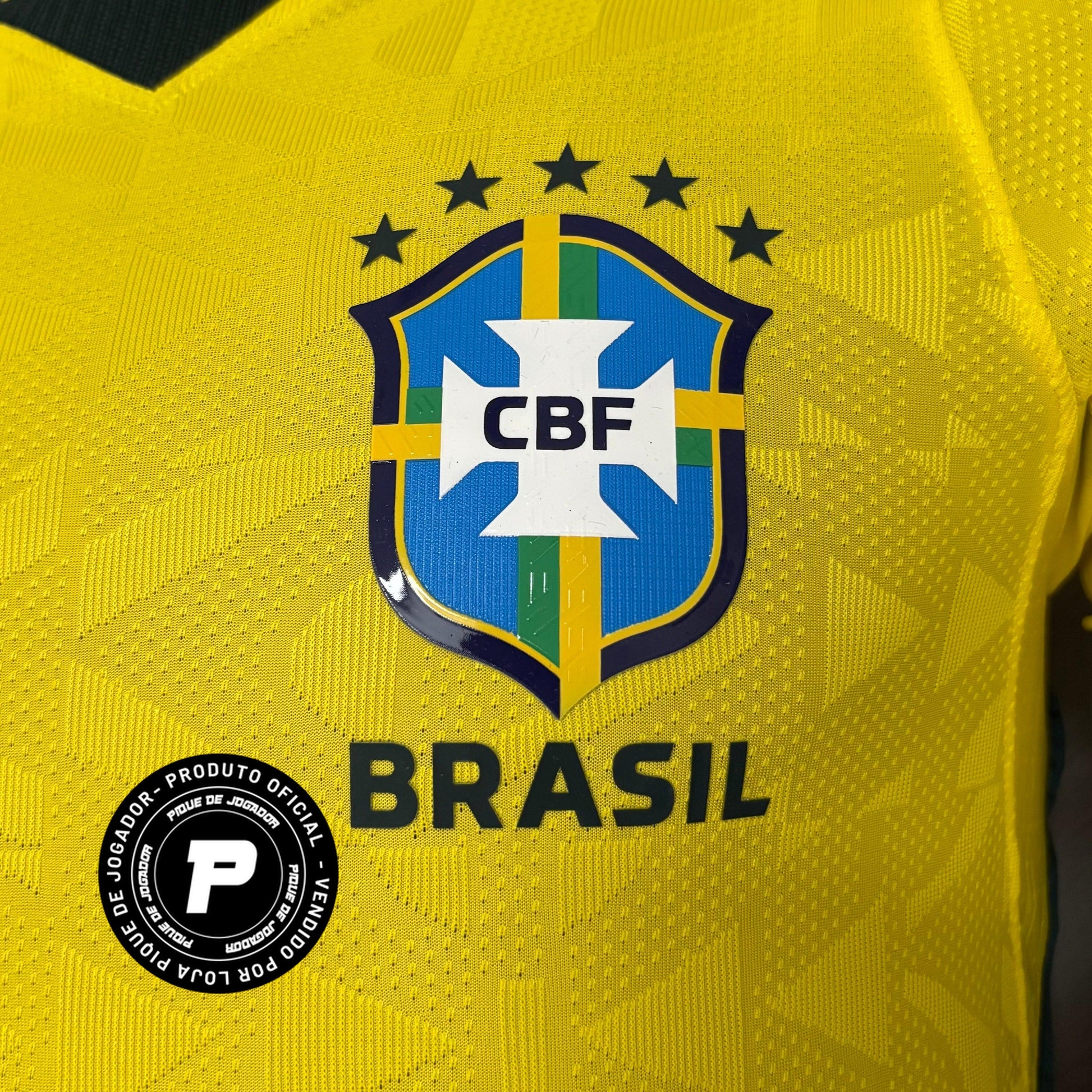 Camisa Brasil 2026/27 I Versão Jogador, Kit Infantil Brasil Reserva 26/27 - Copa do Mundo, PIQUE DE JOGADOR, A Camisa Brasil 2026/27 I Versão Jogador foi desenvolvida para reproduzir o mesmo padrão utilizado pelos atletas da Seleção Brasileira dentro de campo. Inspirada no uniforme principal da temporada 2026/27, essa camisa combina design moderno, tecnologia esportiva e a tradição que marcou a história do futebol brasileiro. O modelo apresenta o clássico visual amarelo com detalhes em verde, cores que repr