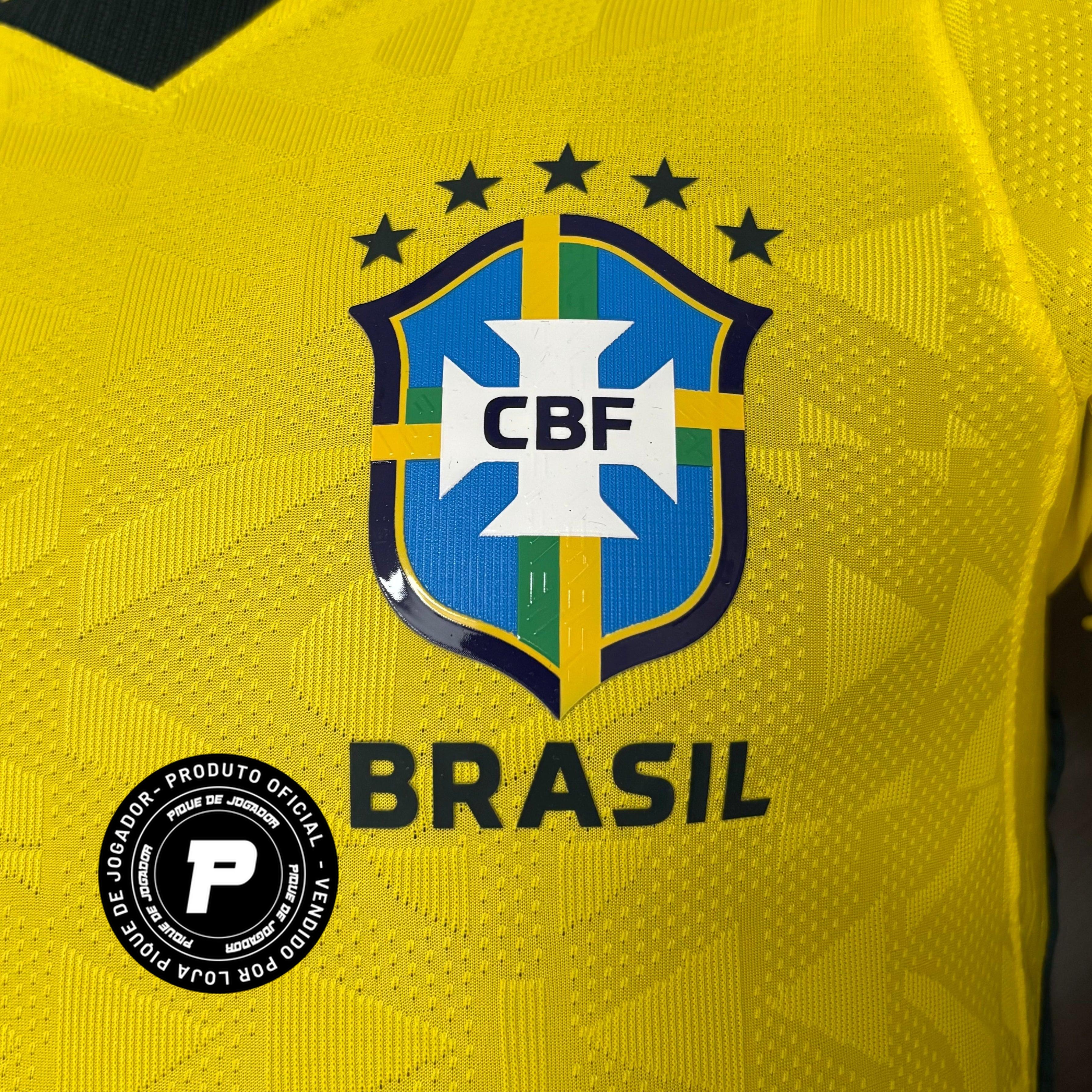 Camisa Brasil 2026/27 I Versão Jogador, Kit Infantil Brasil Reserva 26/27 - Copa do Mundo, PIQUE DE JOGADOR, A Camisa Brasil 2026/27 I Versão Jogador foi desenvolvida para reproduzir o mesmo padrão utilizado pelos atletas da Seleção Brasileira dentro de campo. Inspirada no uniforme principal da temporada 2026/27, essa camisa combina design moderno, tecnologia esportiva e a tradição que marcou a história do futebol brasileiro. O modelo apresenta o clássico visual amarelo com detalhes em verde, cores que repr