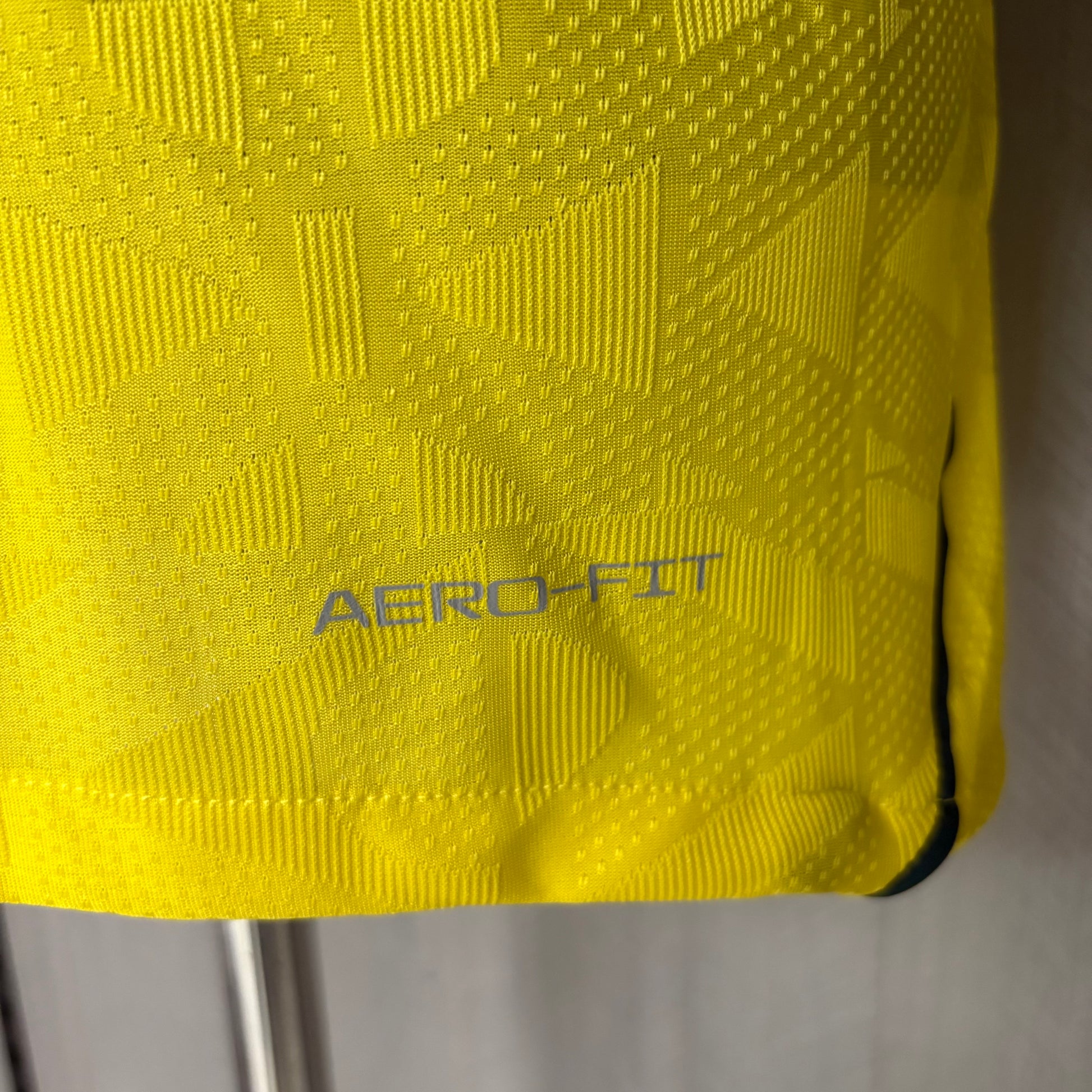 Camisa Brasil 2026/27 I Versão Jogador, Kit Infantil Brasil Reserva 26/27 - Copa do Mundo, PIQUE DE JOGADOR, A Camisa Brasil 2026/27 I Versão Jogador foi desenvolvida para reproduzir o mesmo padrão utilizado pelos atletas da Seleção Brasileira dentro de campo. Inspirada no uniforme principal da temporada 2026/27, essa camisa combina design moderno, tecnologia esportiva e a tradição que marcou a história do futebol brasileiro. O modelo apresenta o clássico visual amarelo com detalhes em verde, cores que repr