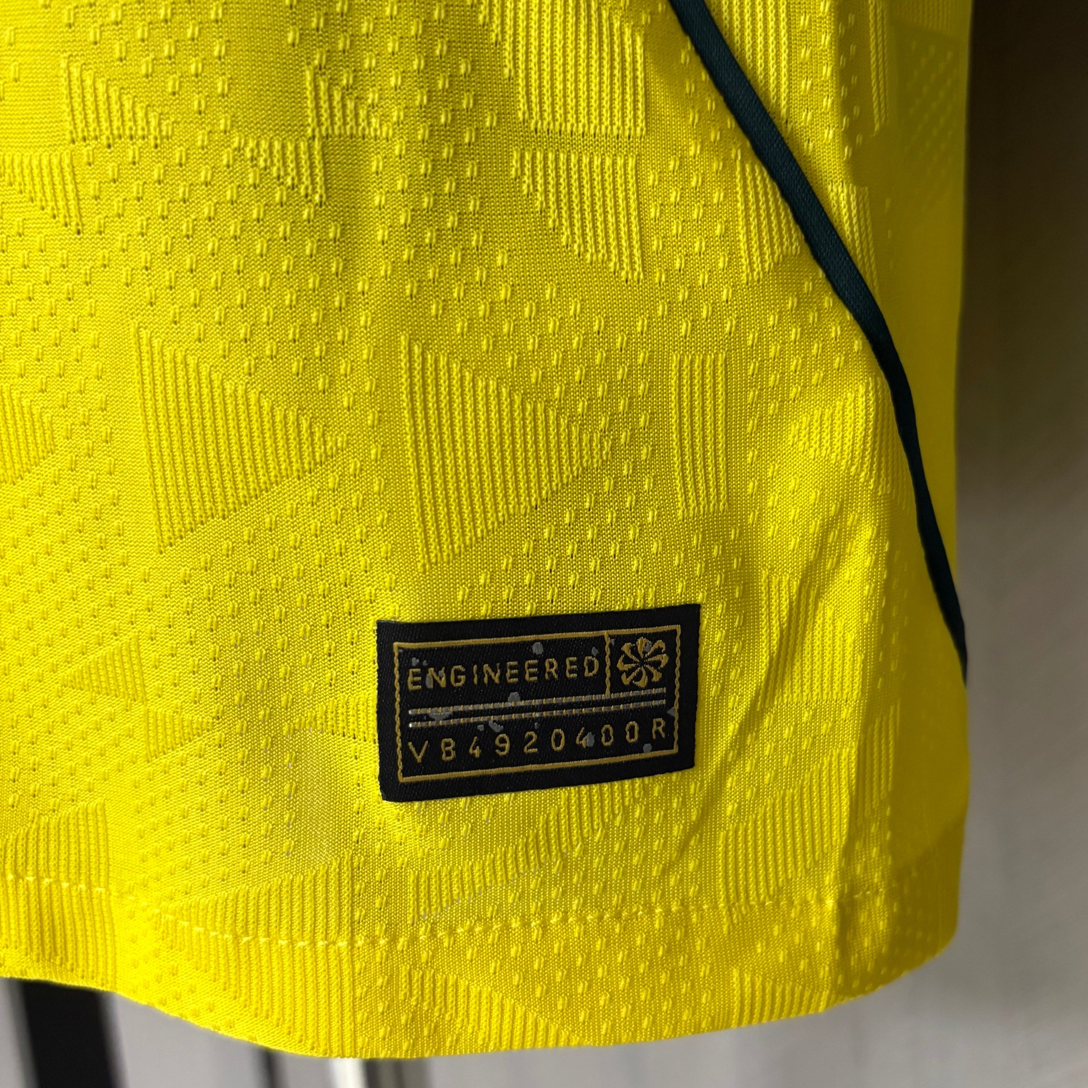 Camisa Brasil 2026/27 I Versão Jogador, Kit Infantil Brasil Reserva 26/27 - Copa do Mundo, PIQUE DE JOGADOR, A Camisa Brasil 2026/27 I Versão Jogador foi desenvolvida para reproduzir o mesmo padrão utilizado pelos atletas da Seleção Brasileira dentro de campo. Inspirada no uniforme principal da temporada 2026/27, essa camisa combina design moderno, tecnologia esportiva e a tradição que marcou a história do futebol brasileiro. O modelo apresenta o clássico visual amarelo com detalhes em verde, cores que repr