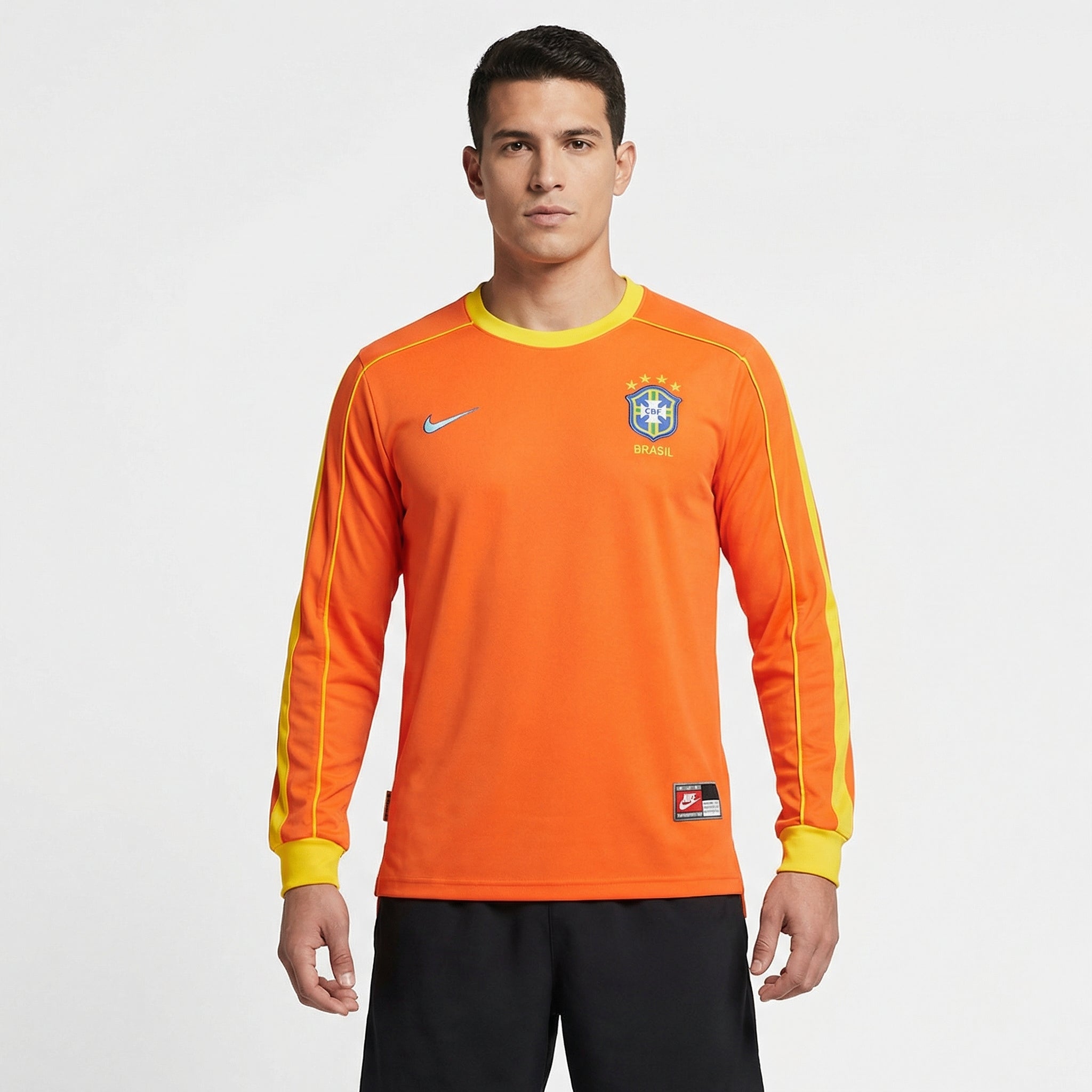 Camisa Brasil Goleiro 1998/99 Retrô Masculina, Kit Infantil Brasil Reserva 26/27 - Copa do Mundo, PIQUE DE JOGADOR, Reviva um dos uniformes mais icônicos da história da Seleção com a Camisa Brasil Goleiro 1998/99 Retrô Masculina. Inspirada no modelo utilizado pelos goleiros da Seleção Brasileira no final da década de 1990, essa camisa resgata o estilo marcante e ousado que caracterizou os uniformes da época. O design apresenta cores vibrantes e padrões gráficos característicos dos uniformes de goleiro dos a
