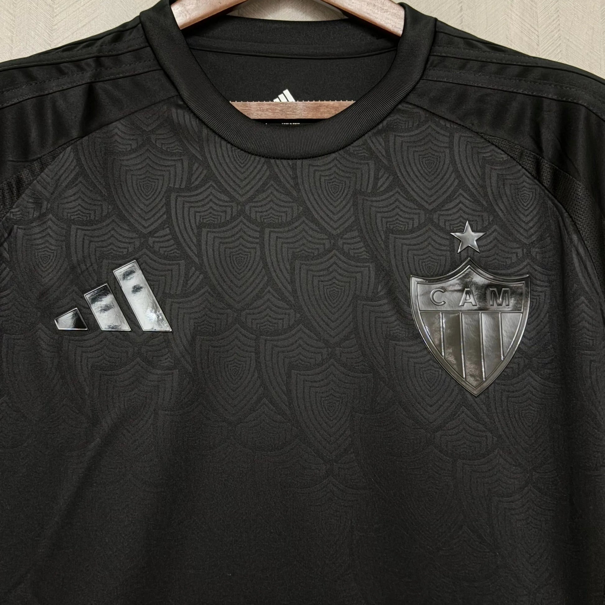 Camisa Feminina Adidas Atlético Mineiro 25/26 All Black, Camisa Futebol, Adidas, Ficha do Produto TecnologiaAeroReady: Sistema que controla o excesso de umidade do corpo, garantindo a rápida secagem do suor durante os exercícios. Composição: 100% PoliésterMarca: AdidasIndicada para: Jogo/CasualGênero: MasculinoEscudo: BordadoOrigem: ImportadoManga: Curta-PIQUE DE JOGADOR