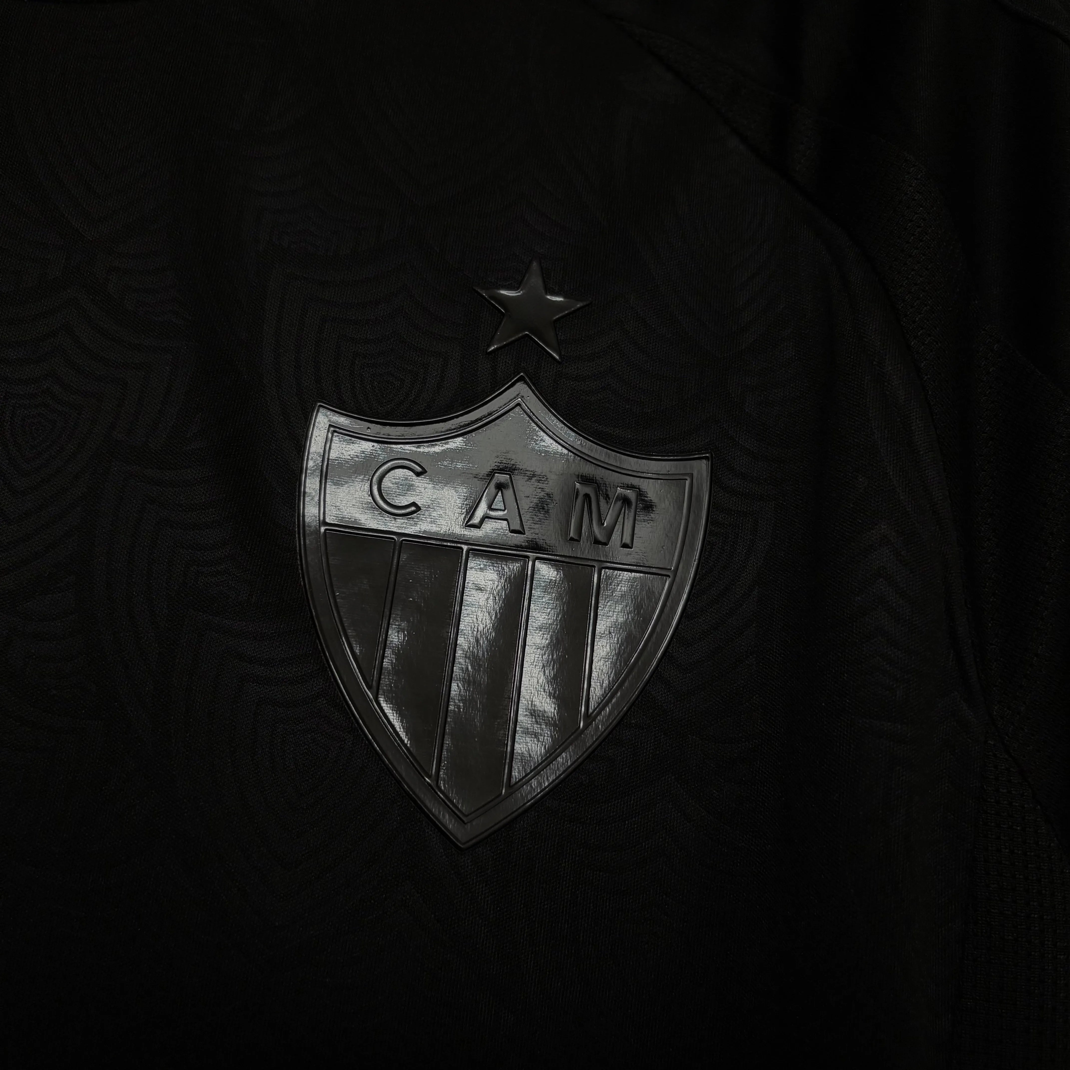 Camisa Feminina Adidas Atlético Mineiro 25/26 All Black C/ Patrocínios, Camisa Futebol, Adidas, Ficha do Produto TecnologiaAeroReady: Sistema que controla o excesso de umidade do corpo, garantindo a rápida secagem do suor durante os exercícios. Composição: 100% PoliésterMarca: AdidasIndicada para: Jogo/CasualGênero: MasculinoEscudo: BordadoOrigem: ImportadoManga: Curta-PIQUE DE JOGADOR