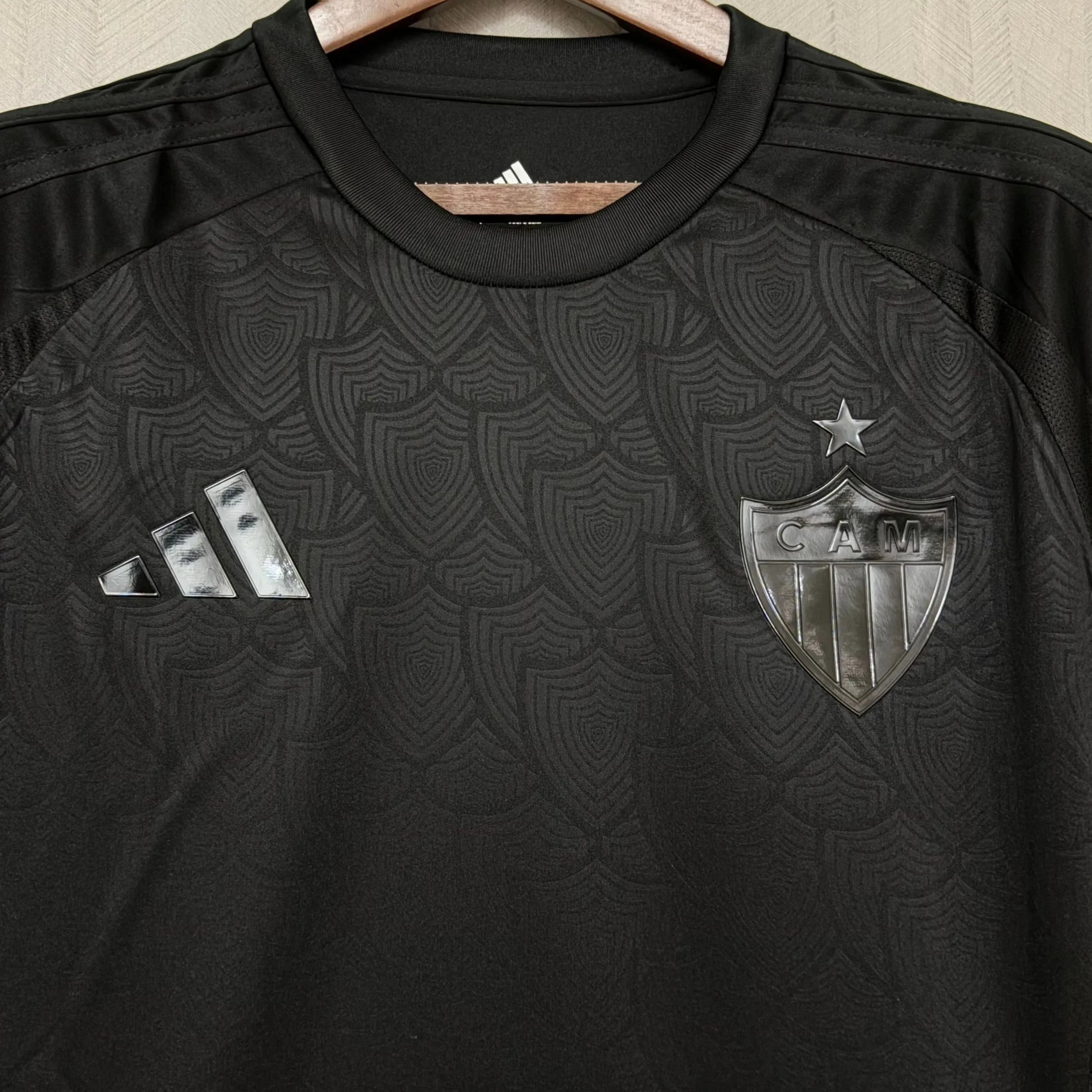 Camisa Feminina Adidas Atlético Mineiro 25/26 All Black C/ Patrocínios, Camisa Futebol, Adidas, Ficha do Produto TecnologiaAeroReady: Sistema que controla o excesso de umidade do corpo, garantindo a rápida secagem do suor durante os exercícios. Composição: 100% PoliésterMarca: AdidasIndicada para: Jogo/CasualGênero: MasculinoEscudo: BordadoOrigem: ImportadoManga: Curta-PIQUE DE JOGADOR
