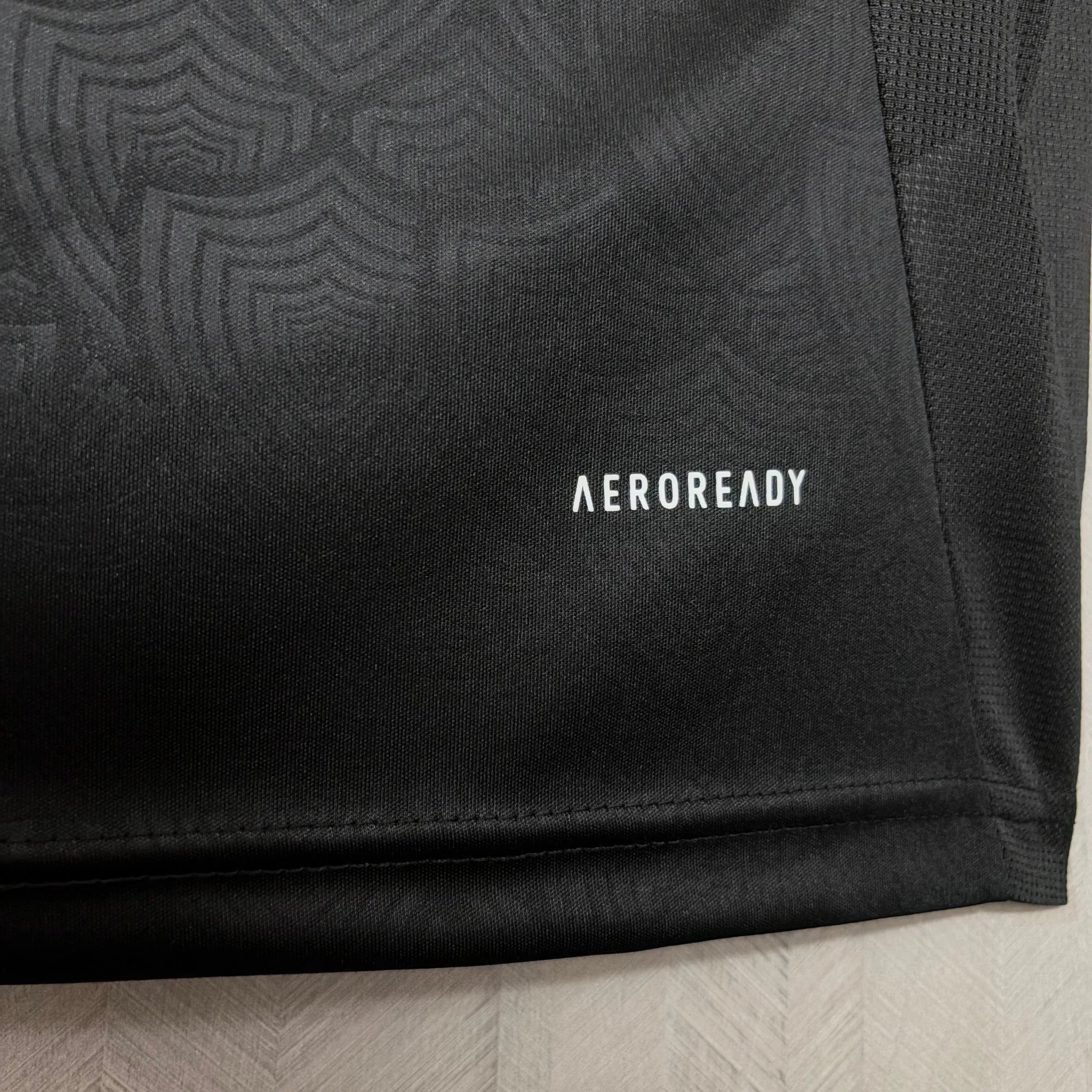 Camisa Feminina Adidas Atlético Mineiro 25/26 All Black C/ Patrocínios, Camisa Futebol, Adidas, Ficha do Produto TecnologiaAeroReady: Sistema que controla o excesso de umidade do corpo, garantindo a rápida secagem do suor durante os exercícios. Composição: 100% PoliésterMarca: AdidasIndicada para: Jogo/CasualGênero: MasculinoEscudo: BordadoOrigem: ImportadoManga: Curta-PIQUE DE JOGADOR