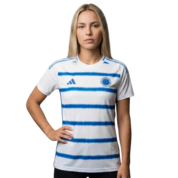 Camisa Feminina Adidas Cruzeiro 25/26 Away, Camisa Futebol, Adidas, Ficha do Produto TecnologiaAeroReady: Sistema que controla o excesso de umidade do corpo, garantindo a rápida secagem do suor durante os exercícios. Composição: 100% PoliésterMarca: AdidasIndicada para: Jogo/CasualGênero: MasculinoEscudo: EmborrachadoOrigem: ImportadoManga: Curta-PIQUE DE JOGADOR