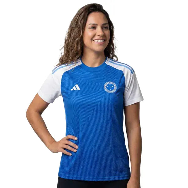Camisa Feminina Adidas Cruzeiro 25/26 Home, Camisa Futebol, Adidas, Ficha do Produto TecnologiaAeroReady: Sistema que controla o excesso de umidade do corpo, garantindo a rápida secagem do suor durante os exercícios. Composição: 100% PoliésterMarca: AdidasIndicada para: Jogo/CasualGênero: MasculinoEscudo: EmborrachadoOrigem: ImportadoManga: Curta-PIQUE DE JOGADOR