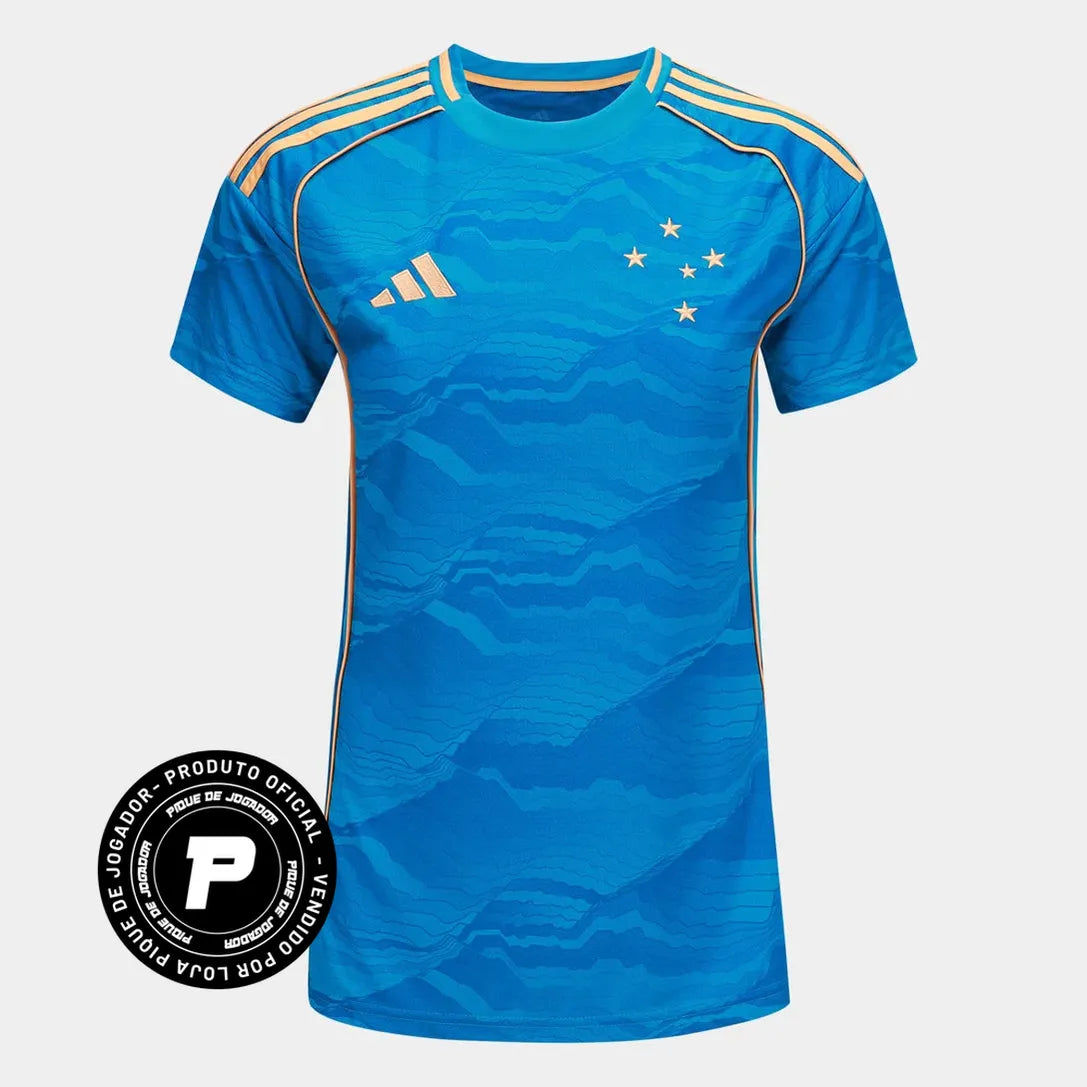 Camisa Feminina Adidas Cruzeiro 25/26 Third, Camisa Futebol, Adidas, Ficha do Produto Mostre o orgulho Celeste com a Camisa Cruzeiro III 25/26! Escolha certa para as torcedoras que buscam um visual cheio de atitude, esta camisa do Cruzeiro apresenta um design moderno em predominância azul com detalhes dourados, ideal para exibir seu amor pelo clube com estilo e sofisticação. Confeccionada em tecido respirável com tecnologia AEROREADY, garante bem-estar e liberdade de movimento para todos os momentos, enquan