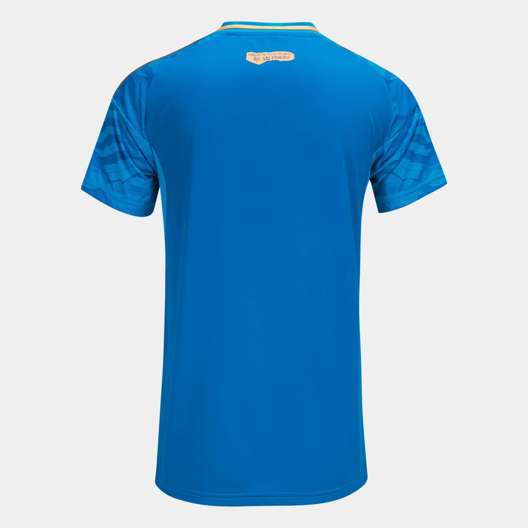 Camisa Feminina Adidas Cruzeiro 25/26 Third, Camisa Futebol, Adidas, Ficha do Produto Mostre o orgulho Celeste com a Camisa Cruzeiro III 25/26! Escolha certa para as torcedoras que buscam um visual cheio de atitude, esta camisa do Cruzeiro apresenta um design moderno em predominância azul com detalhes dourados, ideal para exibir seu amor pelo clube com estilo e sofisticação. Confeccionada em tecido respirável com tecnologia AEROREADY, garante bem-estar e liberdade de movimento para todos os momentos, enquan