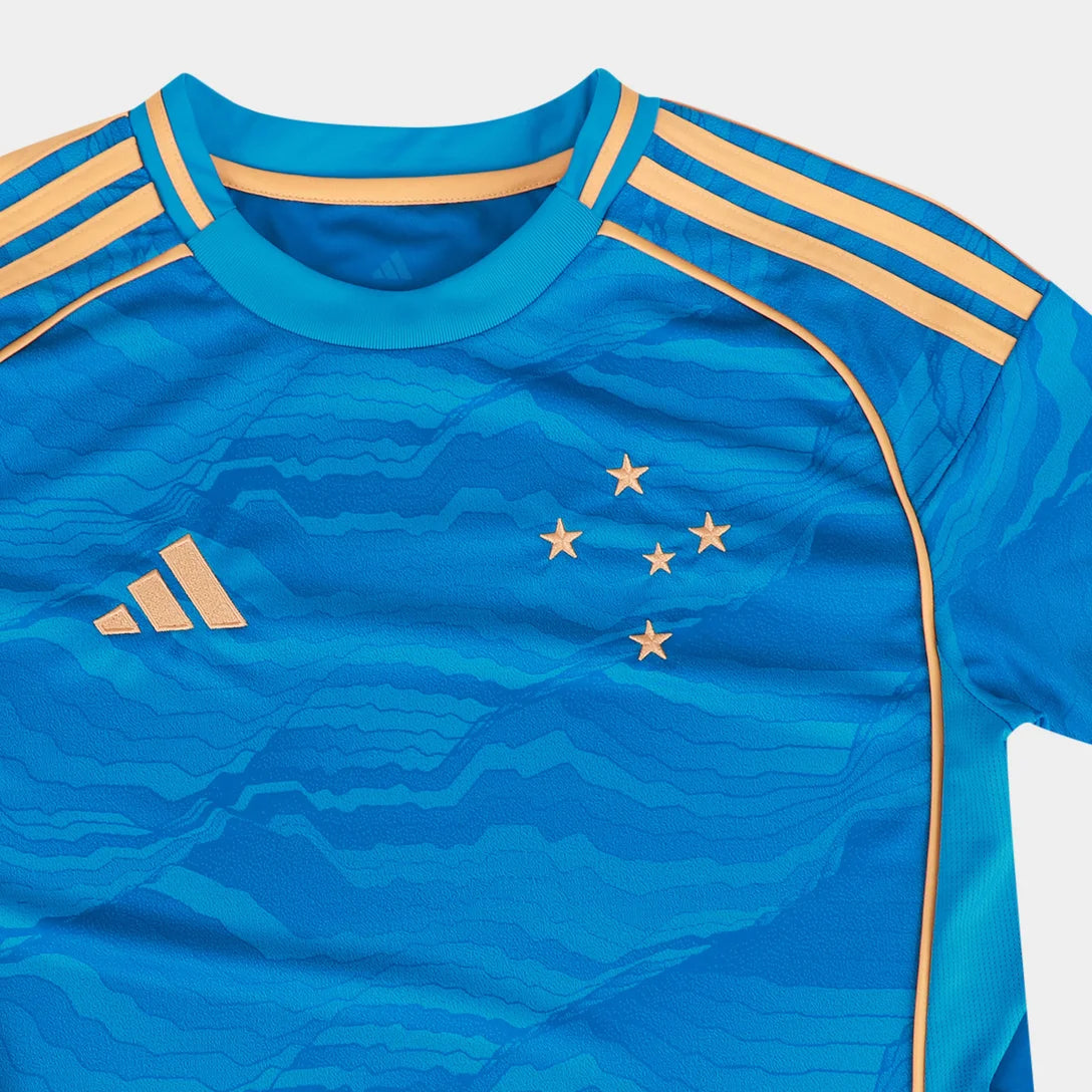 Camisa Feminina Adidas Cruzeiro 25/26 Third, Camisa Futebol, Adidas, Ficha do Produto Mostre o orgulho Celeste com a Camisa Cruzeiro III 25/26! Escolha certa para as torcedoras que buscam um visual cheio de atitude, esta camisa do Cruzeiro apresenta um design moderno em predominância azul com detalhes dourados, ideal para exibir seu amor pelo clube com estilo e sofisticação. Confeccionada em tecido respirável com tecnologia AEROREADY, garante bem-estar e liberdade de movimento para todos os momentos, enquan