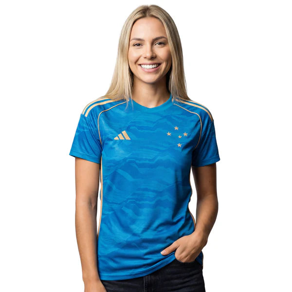 Camisa Feminina Adidas Cruzeiro 25/26 Third, Camisa Futebol, Adidas, Ficha do Produto Mostre o orgulho Celeste com a Camisa Cruzeiro III 25/26! Escolha certa para as torcedoras que buscam um visual cheio de atitude, esta camisa do Cruzeiro apresenta um design moderno em predominância azul com detalhes dourados, ideal para exibir seu amor pelo clube com estilo e sofisticação. Confeccionada em tecido respirável com tecnologia AEROREADY, garante bem-estar e liberdade de movimento para todos os momentos, enquan