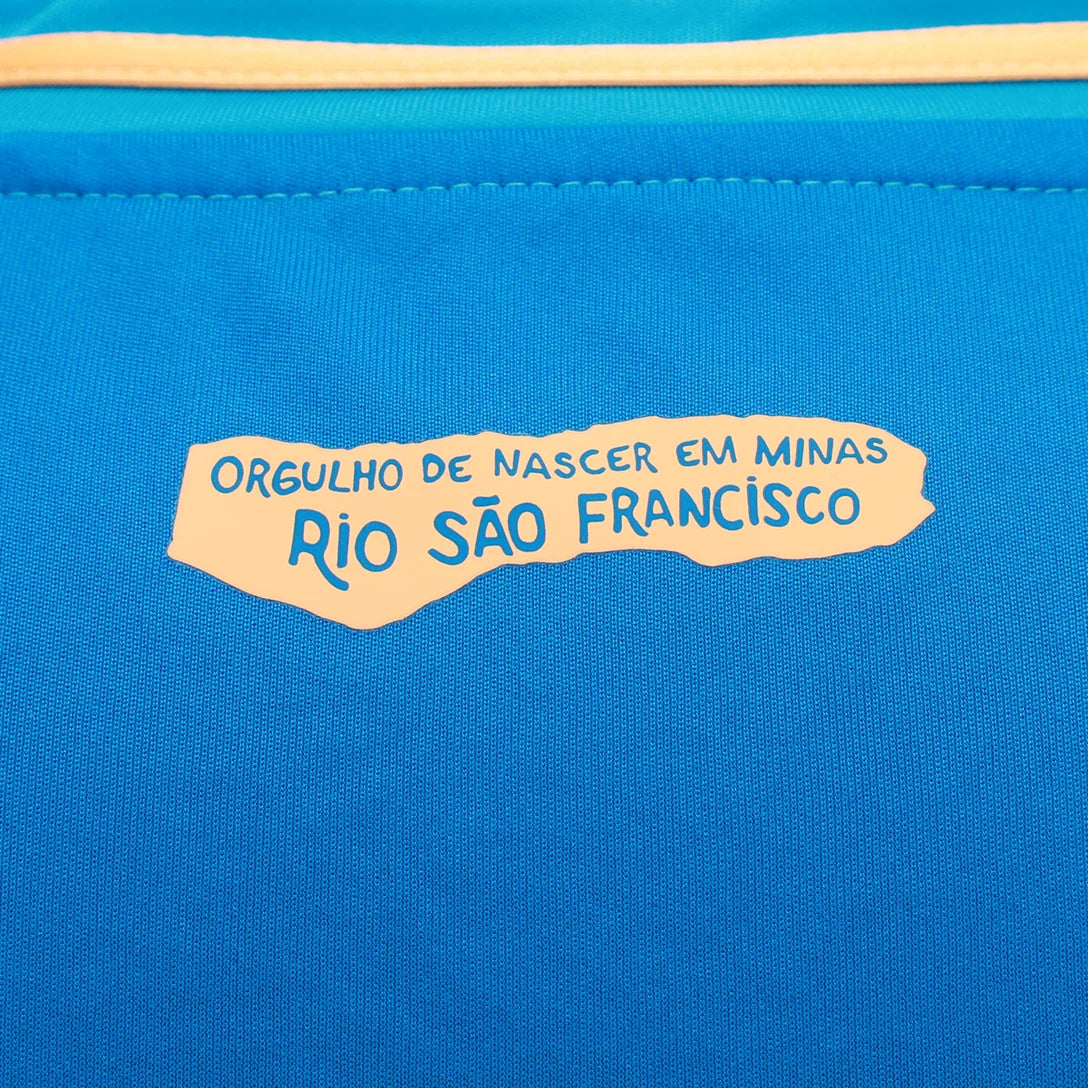 Camisa Feminina Adidas Cruzeiro 25/26 Third C/ Patrocínios, Camisa Futebol, Adidas, Ficha do Produto Mostre o orgulho Celeste com a Camisa Cruzeiro III 25/26! Escolha certa para as torcedoras que buscam um visual cheio de atitude, esta camisa do Cruzeiro apresenta um design moderno em predominância azul com detalhes dourados, ideal para exibir seu amor pelo clube com estilo e sofisticação. Confeccionada em tecido respirável com tecnologia AEROREADY, garante bem-estar e liberdade de movimento para todos os m