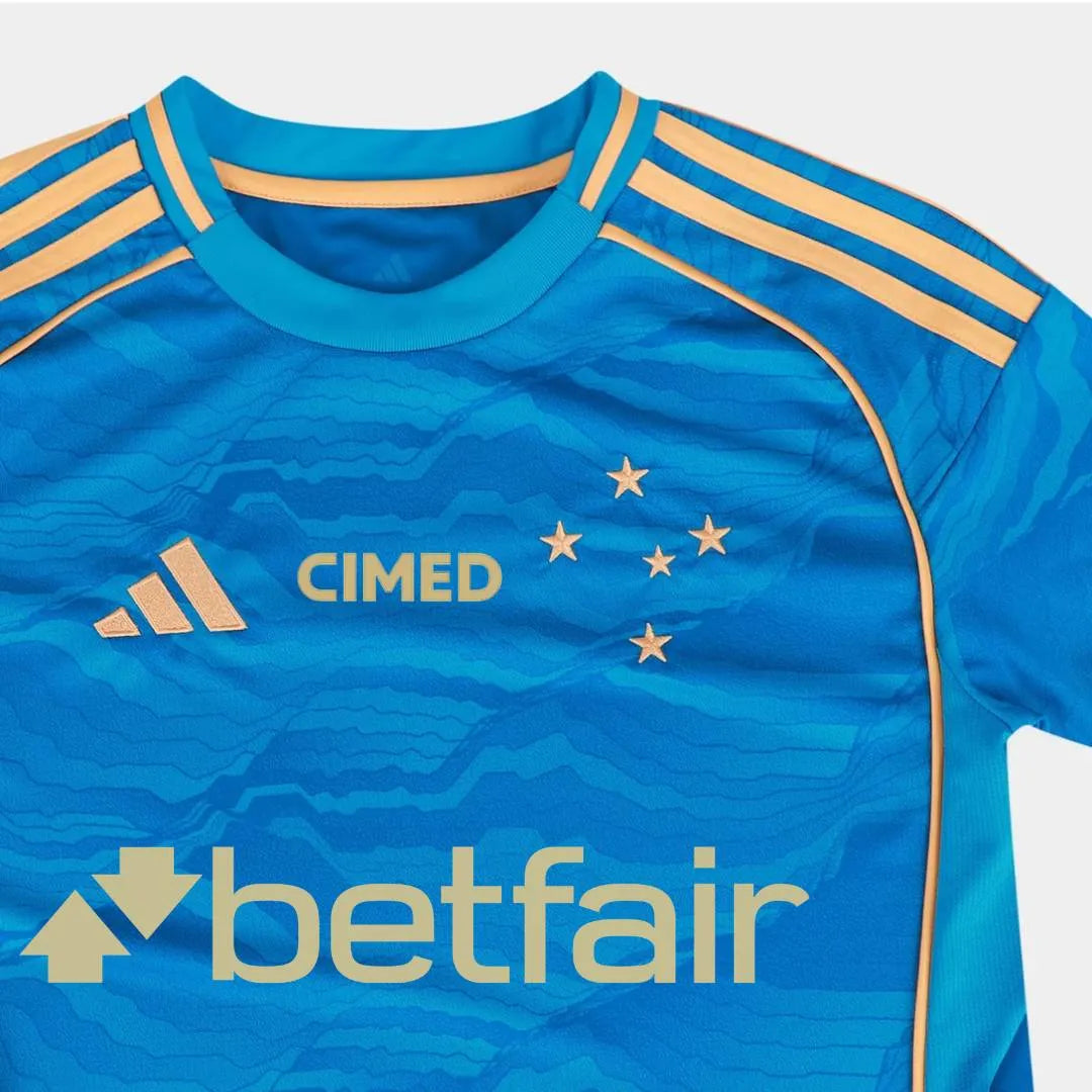 Camisa Feminina Adidas Cruzeiro 25/26 Third C/ Patrocínios, Camisa Futebol, Adidas, Ficha do Produto Mostre o orgulho Celeste com a Camisa Cruzeiro III 25/26! Escolha certa para as torcedoras que buscam um visual cheio de atitude, esta camisa do Cruzeiro apresenta um design moderno em predominância azul com detalhes dourados, ideal para exibir seu amor pelo clube com estilo e sofisticação. Confeccionada em tecido respirável com tecnologia AEROREADY, garante bem-estar e liberdade de movimento para todos os m