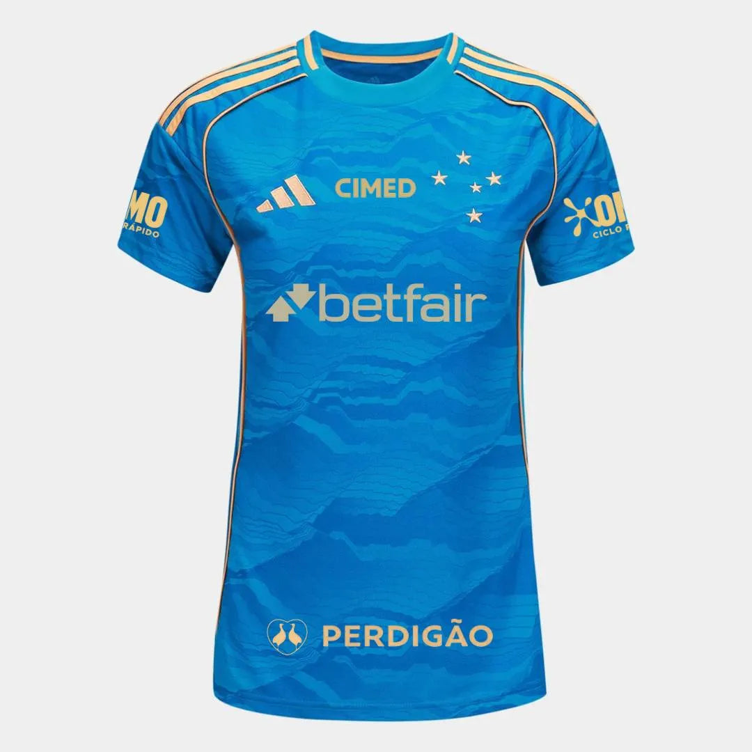 Camisa Feminina Adidas Cruzeiro 25/26 Third C/ Patrocínios, Camisa Futebol, Adidas, Ficha do Produto Mostre o orgulho Celeste com a Camisa Cruzeiro III 25/26! Escolha certa para as torcedoras que buscam um visual cheio de atitude, esta camisa do Cruzeiro apresenta um design moderno em predominância azul com detalhes dourados, ideal para exibir seu amor pelo clube com estilo e sofisticação. Confeccionada em tecido respirável com tecnologia AEROREADY, garante bem-estar e liberdade de movimento para todos os m