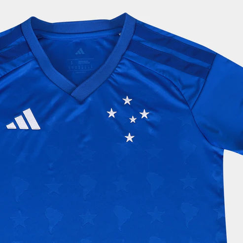 Camisa Feminina Adidas Cruzeiro 26/27 Home, Camisa Futebol, Adidas, Camisa de futebol com tecnologia Aeroready para ajudar você a se sentir confortável. Quando se trata de futebol, herança e inovação andam de mãos dadas. A Camisa I Cruzeiro 26 celebra a conexão celestial do clube com um design inspirado nas estrelas e no denim. O logo bordado da adidas e o escudo do clube adicionam autenticidade e orgulho ao visual, enquanto a tecnologia Aeroready ajuda a manter o conforto, seja torcendo nas arquibancadas o
