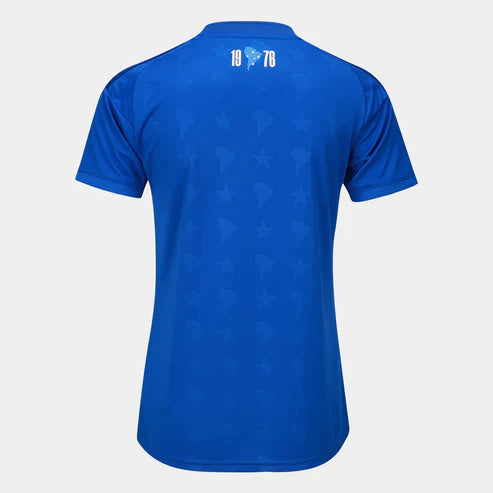 Camisa Feminina Adidas Cruzeiro 26/27 Home, Camisa Futebol, Adidas, Camisa de futebol com tecnologia Aeroready para ajudar você a se sentir confortável. Quando se trata de futebol, herança e inovação andam de mãos dadas. A Camisa I Cruzeiro 26 celebra a conexão celestial do clube com um design inspirado nas estrelas e no denim. O logo bordado da adidas e o escudo do clube adicionam autenticidade e orgulho ao visual, enquanto a tecnologia Aeroready ajuda a manter o conforto, seja torcendo nas arquibancadas o