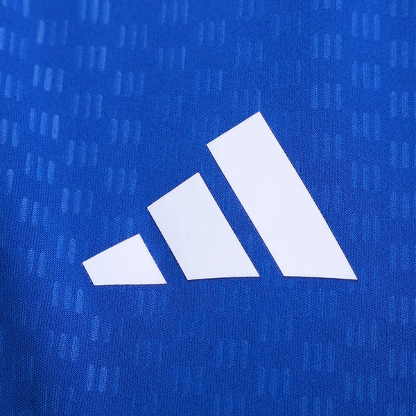 Camisa Feminina Adidas Cruzeiro 26/27 Treino, Camisa Futebol, Adidas, Descrição A camisa Treino Comissão para 2026 do Cabuloso, produzida pela Adidas, é a pedida certa para o torcedor fanático pelo Cruzeiro. Feita em poliéster, a peça traz design na cor azul marinho, além de carregar o escudo do clube em destaque na região do tórax. Ficha do Produto TecnologiaAeroReady: Sistema que controla o excesso de umidade do corpo, garantindo a rápida secagem do suor durante os exercícios. Composição: 100% PoliésterMa