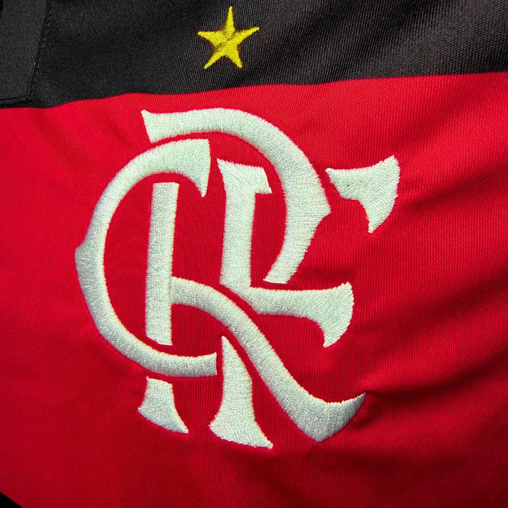 Camisa Feminina Adidas Flamengo 26/27 Home, Camisa Futebol, Adidas, VISTA O MANTO! Conheça a Camisa I CR Flamengo 26, uma mistura de tradição no futebol e inovação adidas. Criada para aqueles que vivem e respiram o esporte, esta é mais do que apenas uma camisa - é um símbolo de herança e paixão.Refrescante. Seca. Pronta. A tecnologia Climacool absorve e dispersa o suor para um desempenho sem distrações, permitindo que você se concentre no jogo. Adornada com o escudo costurado do clube, esta camisa é um test