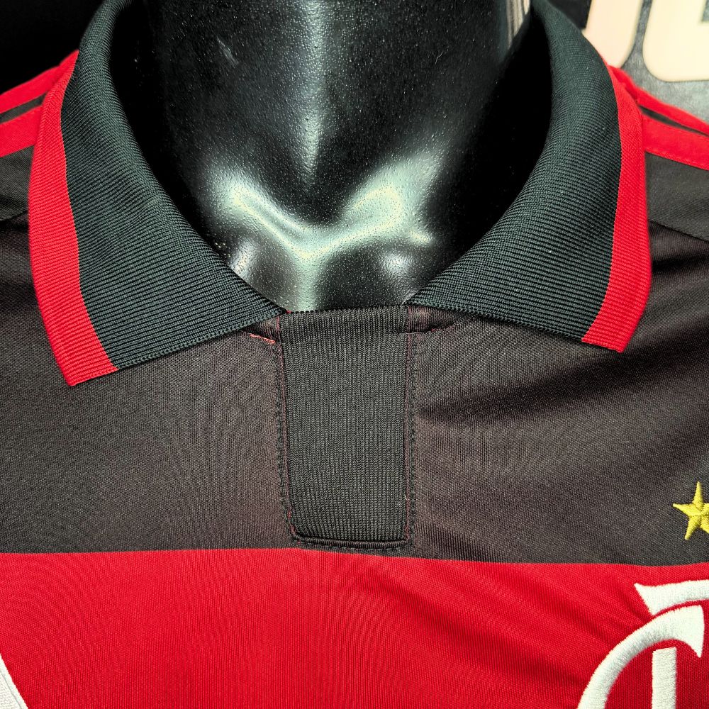 Camisa Feminina Adidas Flamengo 26/27 Home, Camisa Futebol, Adidas, VISTA O MANTO! Conheça a Camisa I CR Flamengo 26, uma mistura de tradição no futebol e inovação adidas. Criada para aqueles que vivem e respiram o esporte, esta é mais do que apenas uma camisa - é um símbolo de herança e paixão.Refrescante. Seca. Pronta. A tecnologia Climacool absorve e dispersa o suor para um desempenho sem distrações, permitindo que você se concentre no jogo. Adornada com o escudo costurado do clube, esta camisa é um test