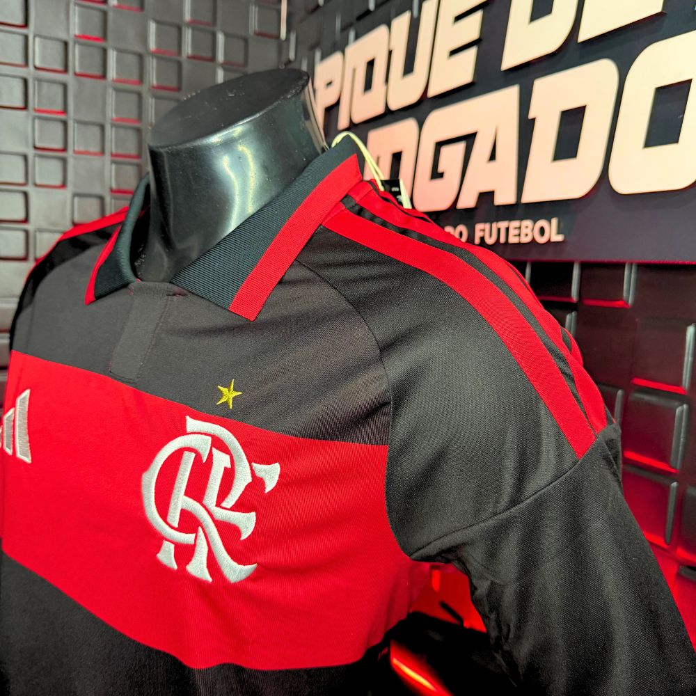 Camisa Feminina Adidas Flamengo 26/27 Home, Camisa Futebol, Adidas, VISTA O MANTO! Conheça a Camisa I CR Flamengo 26, uma mistura de tradição no futebol e inovação adidas. Criada para aqueles que vivem e respiram o esporte, esta é mais do que apenas uma camisa - é um símbolo de herança e paixão.Refrescante. Seca. Pronta. A tecnologia Climacool absorve e dispersa o suor para um desempenho sem distrações, permitindo que você se concentre no jogo. Adornada com o escudo costurado do clube, esta camisa é um test