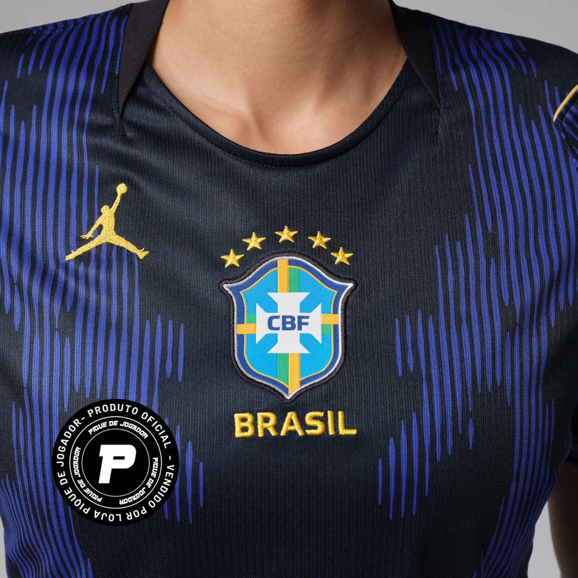 Camisa Feminina Brasil 2026/27 Copa do Mundo II, Camisa Brasil Titular 26/27 - Copa do Mundo, PIQUE DE JOGADOR, A Camisa Feminina Brasil 2026/27 Copa do Mundo II foi desenvolvida para torcedoras que desejam vestir as cores da Seleção Brasileira com estilo, conforto e identidade esportiva. Inspirada no segundo uniforme utilizado pela equipe para a temporada 2026/27 e competições internacionais, a peça combina design moderno com a tradição do futebol brasileiro. O modelo apresenta um visual marcante que repre