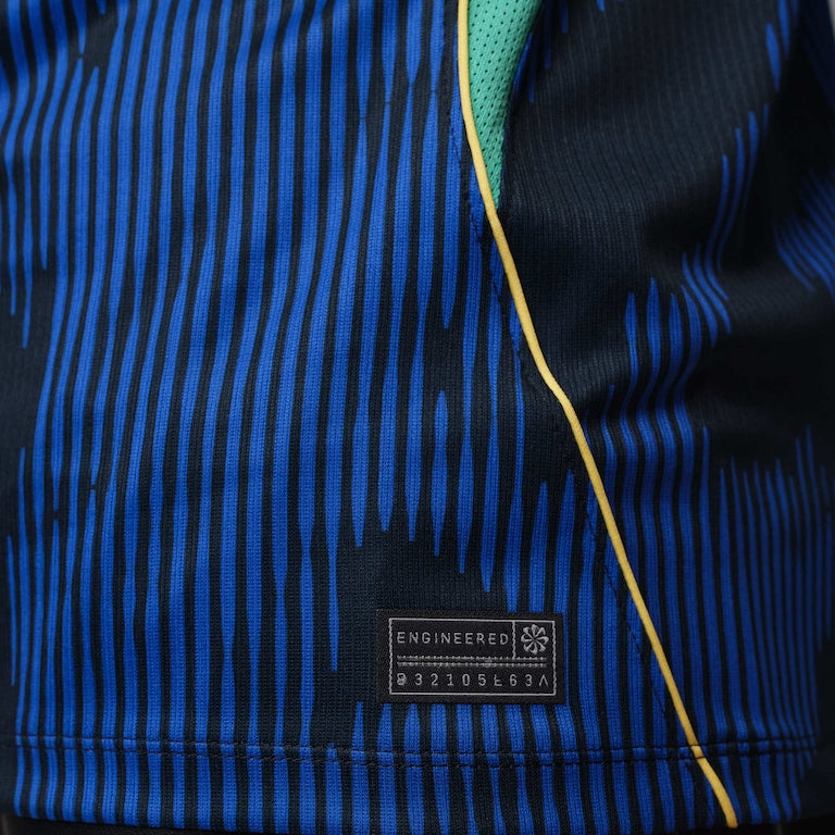Camisa Feminina Brasil 2026/27 Copa do Mundo II, Camisa Brasil Titular 26/27 - Copa do Mundo, PIQUE DE JOGADOR, A Camisa Feminina Brasil 2026/27 Copa do Mundo II foi desenvolvida para torcedoras que desejam vestir as cores da Seleção Brasileira com estilo, conforto e identidade esportiva. Inspirada no segundo uniforme utilizado pela equipe para a temporada 2026/27 e competições internacionais, a peça combina design moderno com a tradição do futebol brasileiro. O modelo apresenta um visual marcante que repre