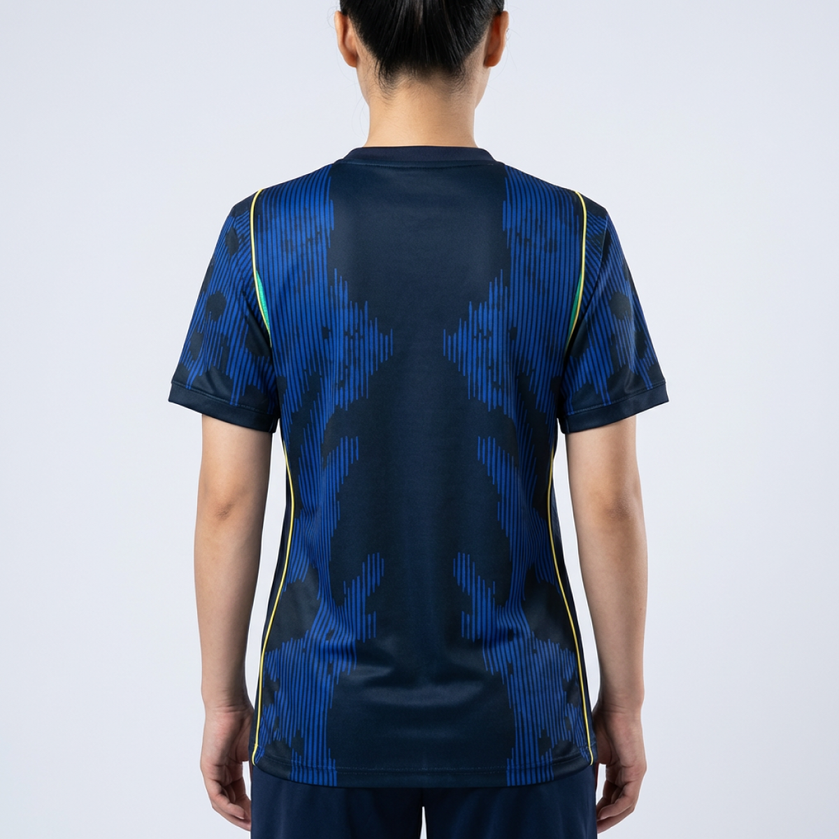 Camisa Feminina Brasil 2026/27 Copa do Mundo II, Camisa Brasil Titular 26/27 - Copa do Mundo, PIQUE DE JOGADOR, A Camisa Feminina Brasil 2026/27 Copa do Mundo II foi desenvolvida para torcedoras que desejam vestir as cores da Seleção Brasileira com estilo, conforto e identidade esportiva. Inspirada no segundo uniforme utilizado pela equipe para a temporada 2026/27 e competições internacionais, a peça combina design moderno com a tradição do futebol brasileiro. O modelo apresenta um visual marcante que repre