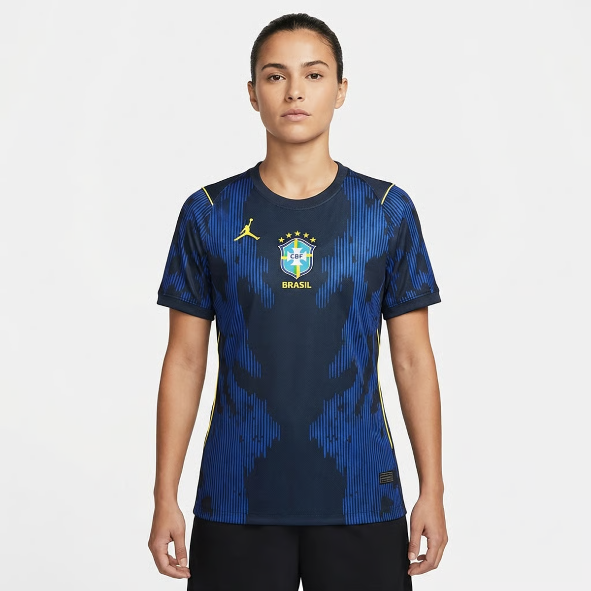 Camisa Feminina Brasil 2026/27 Copa do Mundo II, Camisa Brasil Titular 26/27 - Copa do Mundo, PIQUE DE JOGADOR, A Camisa Feminina Brasil 2026/27 Copa do Mundo II foi desenvolvida para torcedoras que desejam vestir as cores da Seleção Brasileira com estilo, conforto e identidade esportiva. Inspirada no segundo uniforme utilizado pela equipe para a temporada 2026/27 e competições internacionais, a peça combina design moderno com a tradição do futebol brasileiro. O modelo apresenta um visual marcante que repre