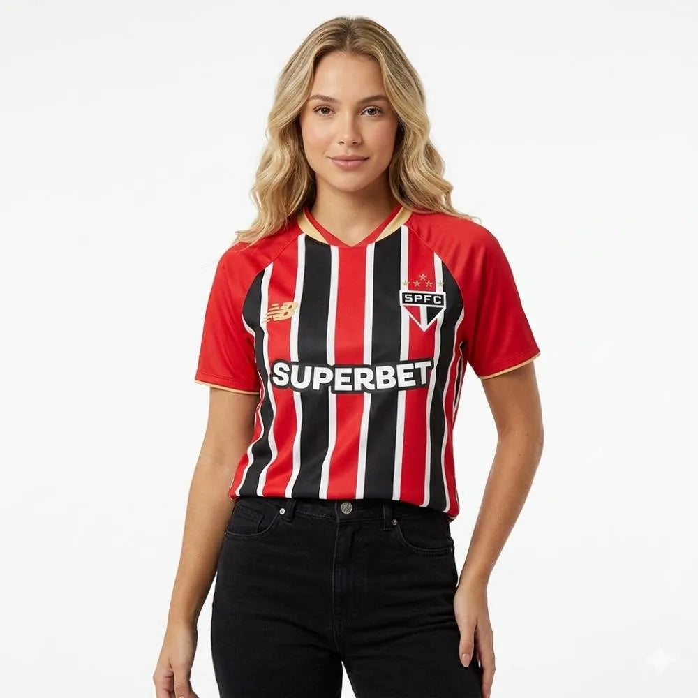 Camisa Feminina New Balance São Paulo 2025/26 II, Camisas de Futebol, PIQUE DE JOGADOR, FICHA TÉCNICA Composição: 100% PoliésterGênero: FemininoIndicada para: Jogo/CasualGênero: MasculinoEscudo: EmborrachadoOrigem: ImportadoManga: Curta-PIQUE DE JOGADOR
