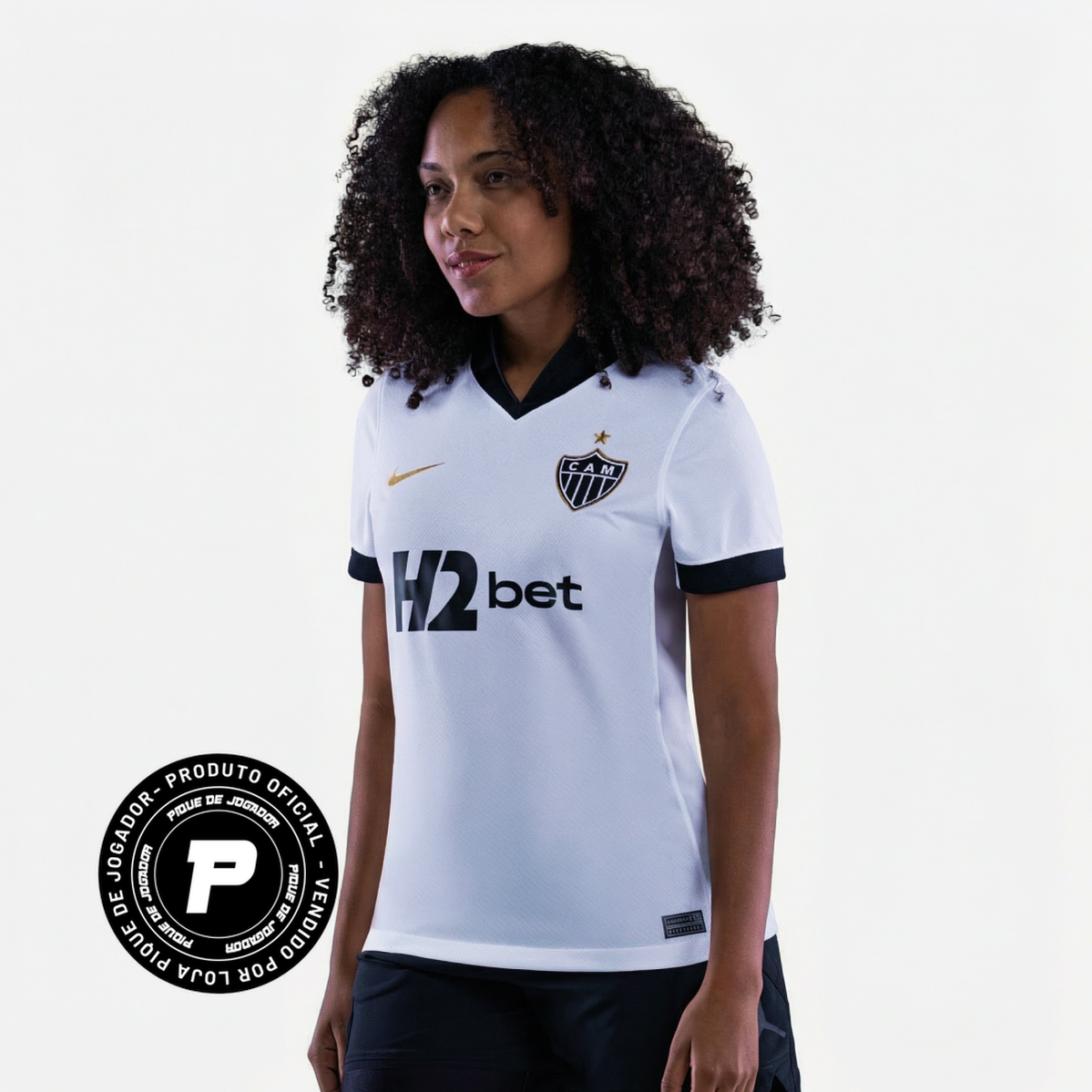 Camisa Feminina Nike Atlético Mineiro 2026/27 II, Camisas de Futebol, PIQUE DE JOGADOR, Descrição Inspirada no título de Campeão Brasileiro de 1971, a nova camisa 2 do Galo celebra a doideira que se espalhou para milhões de cabeças de atleticanos após a cabeçada histórica de Dadá Maravilha. O manto alvinegro pra quem vive o Galo dentro e fora das arquibancadas. A versão torcedor oferece o caimento perfeito para representar o Atlético com conforto todos os dias. Detalhes do Produto Tecnologia Nike Dri-FIT ab