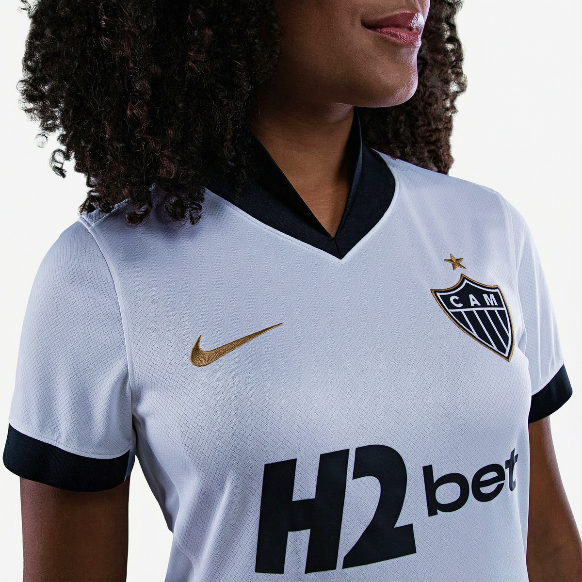 Camisa Feminina Nike Atlético Mineiro 2026/27 II, Camisas de Futebol, PIQUE DE JOGADOR, Descrição Inspirada no título de Campeão Brasileiro de 1971, a nova camisa 2 do Galo celebra a doideira que se espalhou para milhões de cabeças de atleticanos após a cabeçada histórica de Dadá Maravilha. O manto alvinegro pra quem vive o Galo dentro e fora das arquibancadas. A versão torcedor oferece o caimento perfeito para representar o Atlético com conforto todos os dias. Detalhes do Produto Tecnologia Nike Dri-FIT ab
