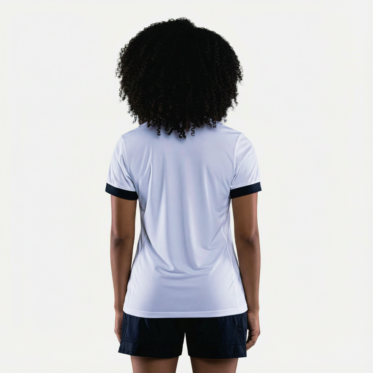 Camisa Feminina Nike Atlético Mineiro 2026/27 II, Camisas de Futebol, PIQUE DE JOGADOR, Descrição Inspirada no título de Campeão Brasileiro de 1971, a nova camisa 2 do Galo celebra a doideira que se espalhou para milhões de cabeças de atleticanos após a cabeçada histórica de Dadá Maravilha. O manto alvinegro pra quem vive o Galo dentro e fora das arquibancadas. A versão torcedor oferece o caimento perfeito para representar o Atlético com conforto todos os dias. Detalhes do Produto Tecnologia Nike Dri-FIT ab