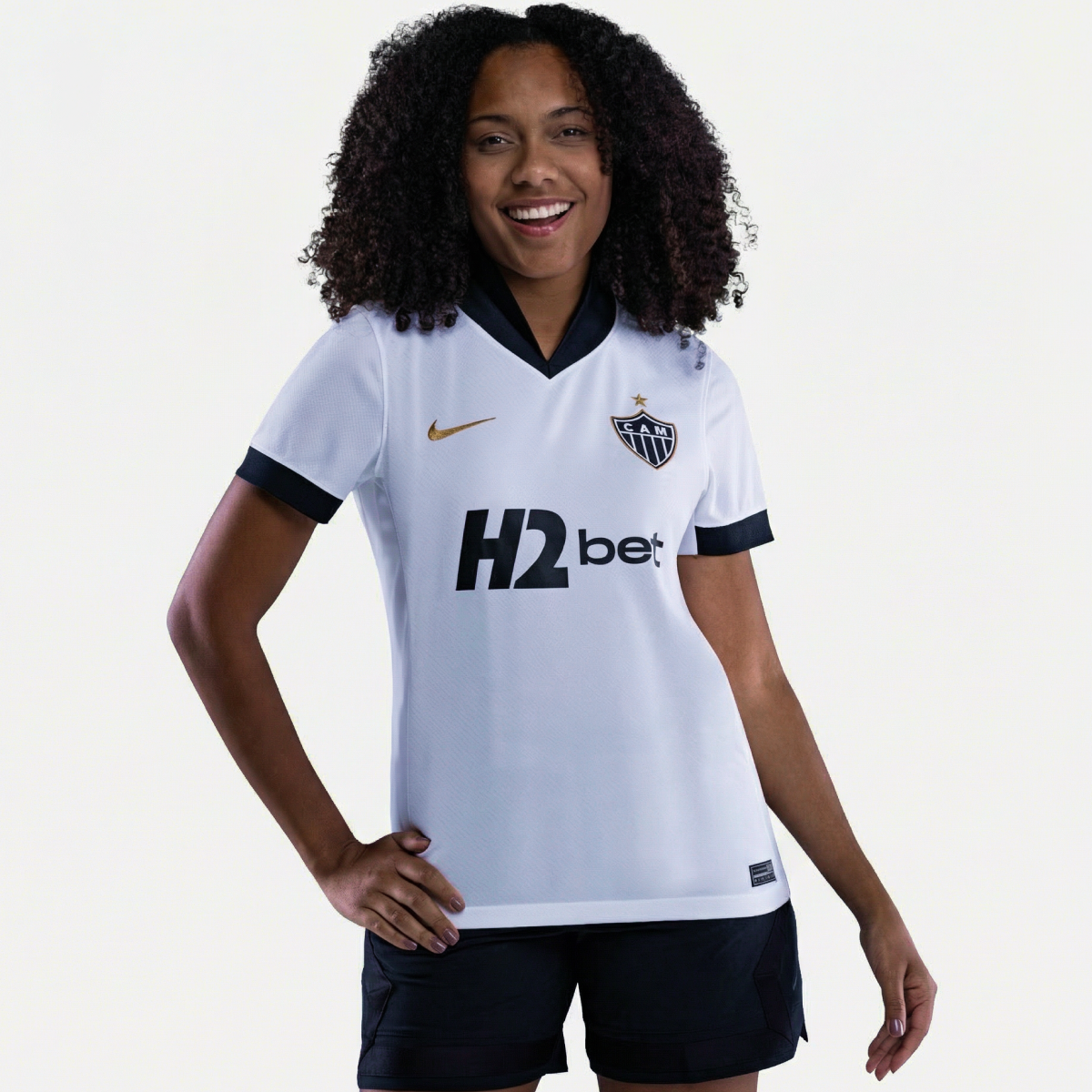 Camisa Feminina Nike Atlético Mineiro 2026/27 II, Camisas de Futebol, PIQUE DE JOGADOR, Descrição Inspirada no título de Campeão Brasileiro de 1971, a nova camisa 2 do Galo celebra a doideira que se espalhou para milhões de cabeças de atleticanos após a cabeçada histórica de Dadá Maravilha. O manto alvinegro pra quem vive o Galo dentro e fora das arquibancadas. A versão torcedor oferece o caimento perfeito para representar o Atlético com conforto todos os dias. Detalhes do Produto Tecnologia Nike Dri-FIT ab