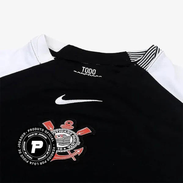 Camisa Feminina Nike Corinthians 25/26 Away, Camisa Futebol, Nike, O DIA QUE A LOUCURA VIROU MUNDIAL O Corinthians e a Nike apresentam a nova camisa principal, uma peça que carrega em seu design a história e o orgulho de uma das maiores conquistas do futebol brasileiro. Inspirado no mundial de 2000, o uniforme resgata a emoção daquele título inesquecível, quando o Corinthians fez história. VISTA ESSA HISTÓRIA A camisa é inteiramente branca, com as áreas do ombro em preto, e o escudo do Corinthians e o Swoos