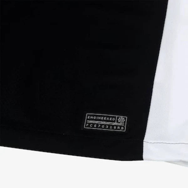 Camisa Feminina Nike Corinthians 25/26 Away, Camisa Futebol, Nike, O DIA QUE A LOUCURA VIROU MUNDIAL O Corinthians e a Nike apresentam a nova camisa principal, uma peça que carrega em seu design a história e o orgulho de uma das maiores conquistas do futebol brasileiro. Inspirado no mundial de 2000, o uniforme resgata a emoção daquele título inesquecível, quando o Corinthians fez história. VISTA ESSA HISTÓRIA A camisa é inteiramente branca, com as áreas do ombro em preto, e o escudo do Corinthians e o Swoos