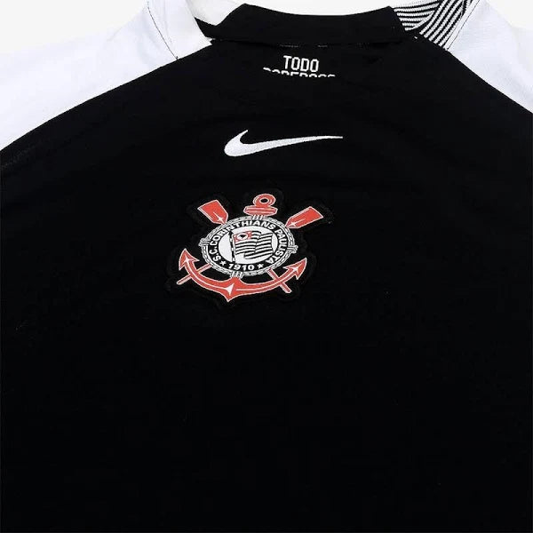 Camisa Feminina Nike Corinthians 25/26 Away, Camisa Futebol, Nike, O DIA QUE A LOUCURA VIROU MUNDIAL O Corinthians e a Nike apresentam a nova camisa principal, uma peça que carrega em seu design a história e o orgulho de uma das maiores conquistas do futebol brasileiro. Inspirado no mundial de 2000, o uniforme resgata a emoção daquele título inesquecível, quando o Corinthians fez história. VISTA ESSA HISTÓRIA A camisa é inteiramente branca, com as áreas do ombro em preto, e o escudo do Corinthians e o Swoos