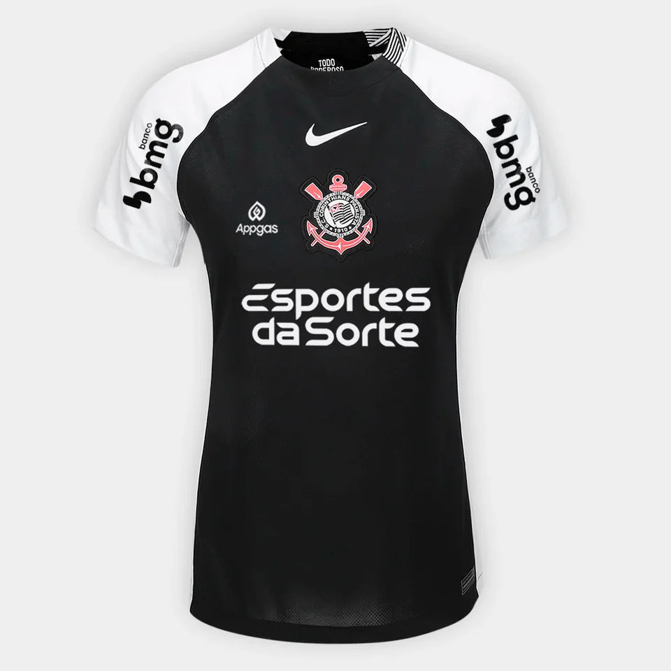 Camisa Feminina Nike Corinthians 25/26 Away, Camisa Futebol, Nike, O DIA QUE A LOUCURA VIROU MUNDIAL O Corinthians e a Nike apresentam a nova camisa principal, uma peça que carrega em seu design a história e o orgulho de uma das maiores conquistas do futebol brasileiro. Inspirado no mundial de 2000, o uniforme resgata a emoção daquele título inesquecível, quando o Corinthians fez história. VISTA ESSA HISTÓRIA A camisa é inteiramente branca, com as áreas do ombro em preto, e o escudo do Corinthians e o Swoos