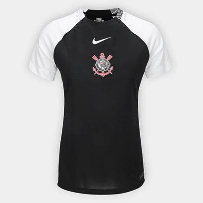 Camisa Feminina Nike Corinthians 25/26 Away, Camisa Futebol, Nike, O DIA QUE A LOUCURA VIROU MUNDIAL O Corinthians e a Nike apresentam a nova camisa principal, uma peça que carrega em seu design a história e o orgulho de uma das maiores conquistas do futebol brasileiro. Inspirado no mundial de 2000, o uniforme resgata a emoção daquele título inesquecível, quando o Corinthians fez história. VISTA ESSA HISTÓRIA A camisa é inteiramente branca, com as áreas do ombro em preto, e o escudo do Corinthians e o Swoos