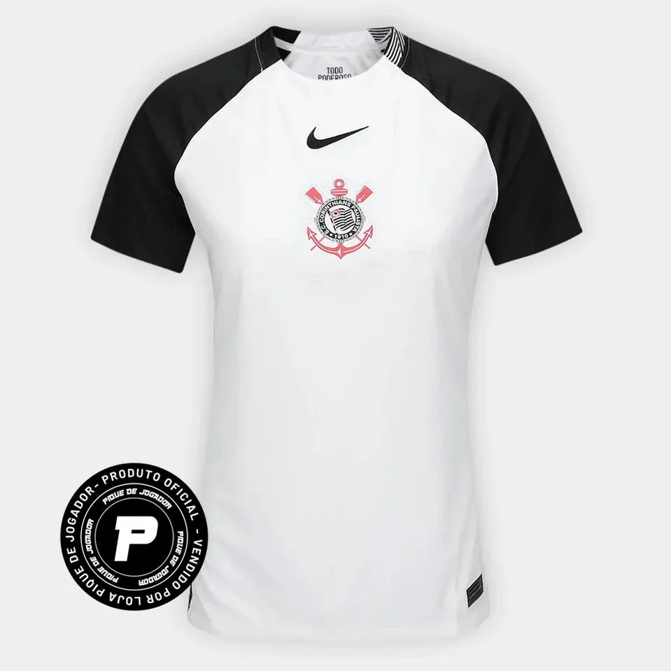 Camisa Feminina Nike Corinthians 25/26 Home, Camisa Futebol, Nike, O DIA QUE A LOUCURA VIROU MUNDIAL Mostre sua paixão pelo Timão com a camisa titular 2025 feita especialmente para as torcedoras. O Corinthians e a Nike apresentam a nova camisa principal, uma peça que carrega em seu design a história e o orgulho de uma das maiores conquistas do futebol brasileiro. Inspirado no mundial de 2000, o uniforme resgata a emoção daquele título inesquecível, quando o Corinthians fez história. Inspirada no mundial de 