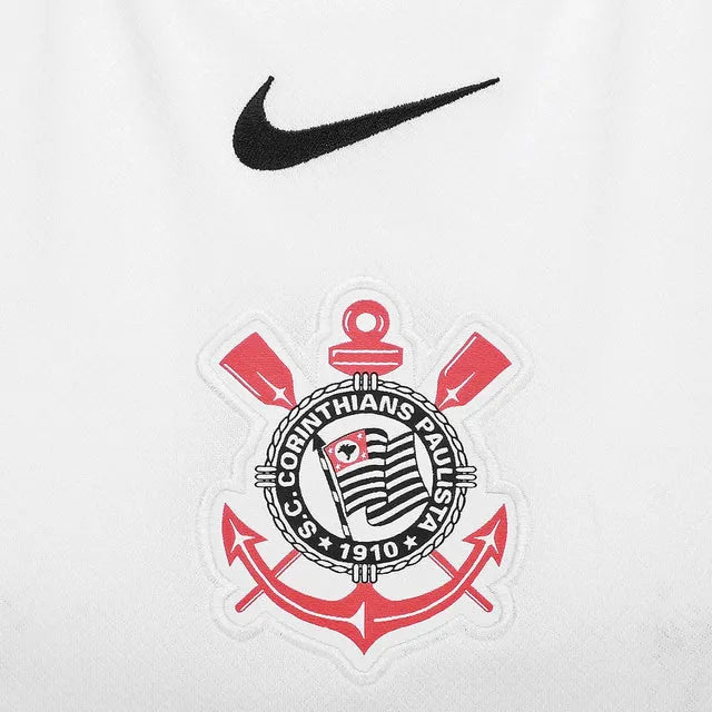 Camisa Feminina Nike Corinthians 25/26 Home, Camisa Futebol, Nike, O DIA QUE A LOUCURA VIROU MUNDIAL Mostre sua paixão pelo Timão com a camisa titular 2025 feita especialmente para as torcedoras. O Corinthians e a Nike apresentam a nova camisa principal, uma peça que carrega em seu design a história e o orgulho de uma das maiores conquistas do futebol brasileiro. Inspirado no mundial de 2000, o uniforme resgata a emoção daquele título inesquecível, quando o Corinthians fez história. Inspirada no mundial de 