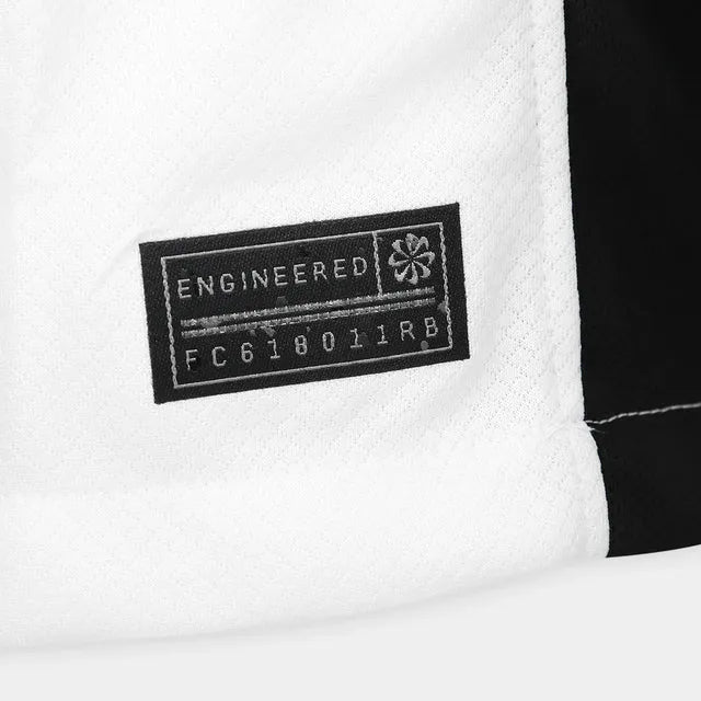 Camisa Feminina Nike Corinthians 25/26 Home, Camisa Futebol, Nike, O DIA QUE A LOUCURA VIROU MUNDIAL Mostre sua paixão pelo Timão com a camisa titular 2025 feita especialmente para as torcedoras. O Corinthians e a Nike apresentam a nova camisa principal, uma peça que carrega em seu design a história e o orgulho de uma das maiores conquistas do futebol brasileiro. Inspirado no mundial de 2000, o uniforme resgata a emoção daquele título inesquecível, quando o Corinthians fez história. Inspirada no mundial de 