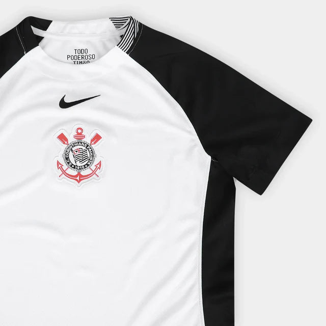 Camisa Feminina Nike Corinthians 25/26 Home, Camisa Futebol, Nike, O DIA QUE A LOUCURA VIROU MUNDIAL Mostre sua paixão pelo Timão com a camisa titular 2025 feita especialmente para as torcedoras. O Corinthians e a Nike apresentam a nova camisa principal, uma peça que carrega em seu design a história e o orgulho de uma das maiores conquistas do futebol brasileiro. Inspirado no mundial de 2000, o uniforme resgata a emoção daquele título inesquecível, quando o Corinthians fez história. Inspirada no mundial de 