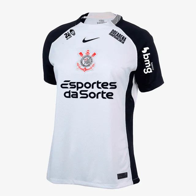 Camisa Feminina Nike Corinthians 25/26 Home, Camisa Futebol, Nike, O DIA QUE A LOUCURA VIROU MUNDIAL Mostre sua paixão pelo Timão com a camisa titular 2025 feita especialmente para as torcedoras. O Corinthians e a Nike apresentam a nova camisa principal, uma peça que carrega em seu design a história e o orgulho de uma das maiores conquistas do futebol brasileiro. Inspirado no mundial de 2000, o uniforme resgata a emoção daquele título inesquecível, quando o Corinthians fez história. Inspirada no mundial de 