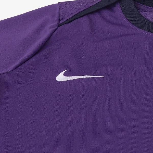 Camisa Feminina Nike Corinthians 25/26 Treino, Camisa Futebol, Nike, Preparação de quem joga com o coração.A Camisa Feminina Nike Corinthians 2025/26 de Treino é a escolha das atletas e torcedoras que vivem o Corinthians em todos os momentos. Com design moderno, modelagem ajustada e o escudo do Timão estampado no peito, ela traduz a força da Fiel também nos bastidores. Confeccionada com tecnologia Dri-FIT, proporciona conforto térmico e secagem rápida, mesmo durante treinos intensos ou no dia a dia. Leve, r