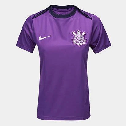 Camisa Feminina Nike Corinthians 25/26 Treino, Camisa Futebol, Nike, Preparação de quem joga com o coração.A Camisa Feminina Nike Corinthians 2025/26 de Treino é a escolha das atletas e torcedoras que vivem o Corinthians em todos os momentos. Com design moderno, modelagem ajustada e o escudo do Timão estampado no peito, ela traduz a força da Fiel também nos bastidores. Confeccionada com tecnologia Dri-FIT, proporciona conforto térmico e secagem rápida, mesmo durante treinos intensos ou no dia a dia. Leve, r