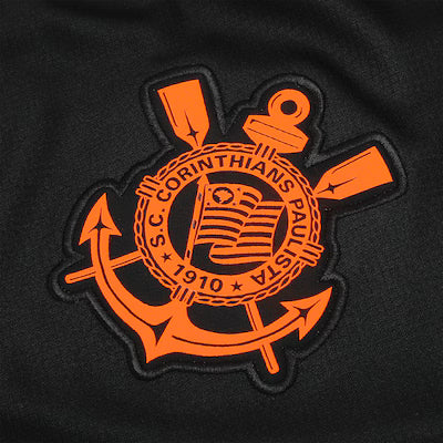 Camisa Feminina Nike Corinthians III 25/26, Camisa Futebol, Nike, Mostre sua paixão inabalável pelo Timão com a Camisa Corinthians III 25/26 Nike Total 90 Feminina! Esta peça exclusiva é o Manto Sagrado perfeito para a Fiel Torcida, combinando estilo e conforto inigualável. TOTAL CORINTHIANS A Nova Camisa III do Timão não resgata só um elenco inesquecível, mas uma Era: a Era Total 90. Foi com esse design icônico, cravado no peito, que a gente mostrou pro mundo mais uma vez o que era ser Total Corinthians. U