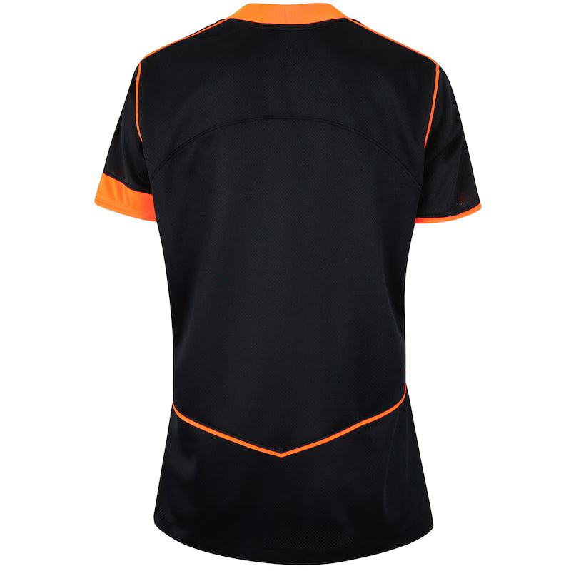 Camisa Feminina Nike Corinthians III 25/26, Camisa Futebol, Nike, Mostre sua paixão inabalável pelo Timão com a Camisa Corinthians III 25/26 Nike Total 90 Feminina! Esta peça exclusiva é o Manto Sagrado perfeito para a Fiel Torcida, combinando estilo e conforto inigualável. TOTAL CORINTHIANS A Nova Camisa III do Timão não resgata só um elenco inesquecível, mas uma Era: a Era Total 90. Foi com esse design icônico, cravado no peito, que a gente mostrou pro mundo mais uma vez o que era ser Total Corinthians. U