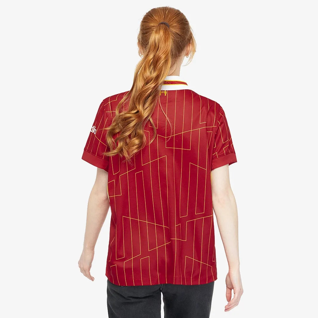 Camisa Feminina Nike Liverpool FC 2024/25 I Torcedora, Camisas de Futebol, PIQUE DE JOGADOR, Composição: 100% PoliésterGênero: FemininaIndicada para: Jogo/CasualGênero: MasculinoEscudo: EmborrachadoOrigem: ImportadoManga: Curta-PIQUE DE JOGADOR