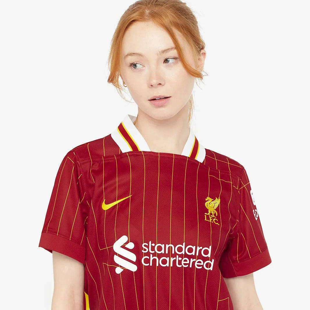 Camisa Feminina Nike Liverpool FC 2024/25 I Torcedora, Camisas de Futebol, PIQUE DE JOGADOR, Composição: 100% PoliésterGênero: FemininaIndicada para: Jogo/CasualGênero: MasculinoEscudo: EmborrachadoOrigem: ImportadoManga: Curta-PIQUE DE JOGADOR